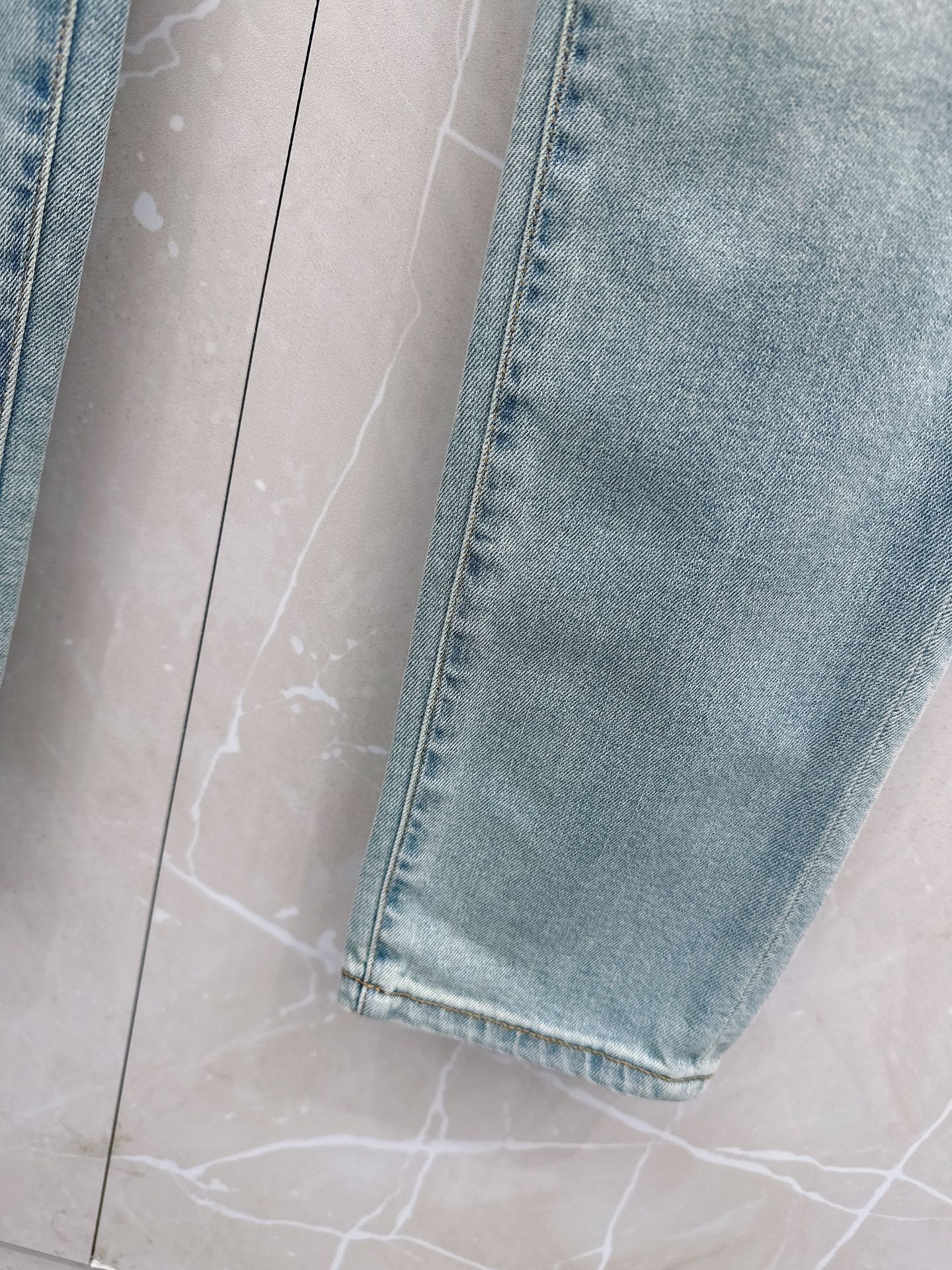 LV 2026春季新款上市，高品质爆款牛仔裤👖超级定制款，经典LOGO，修身带弹力，上身舒适亲肤，版型超