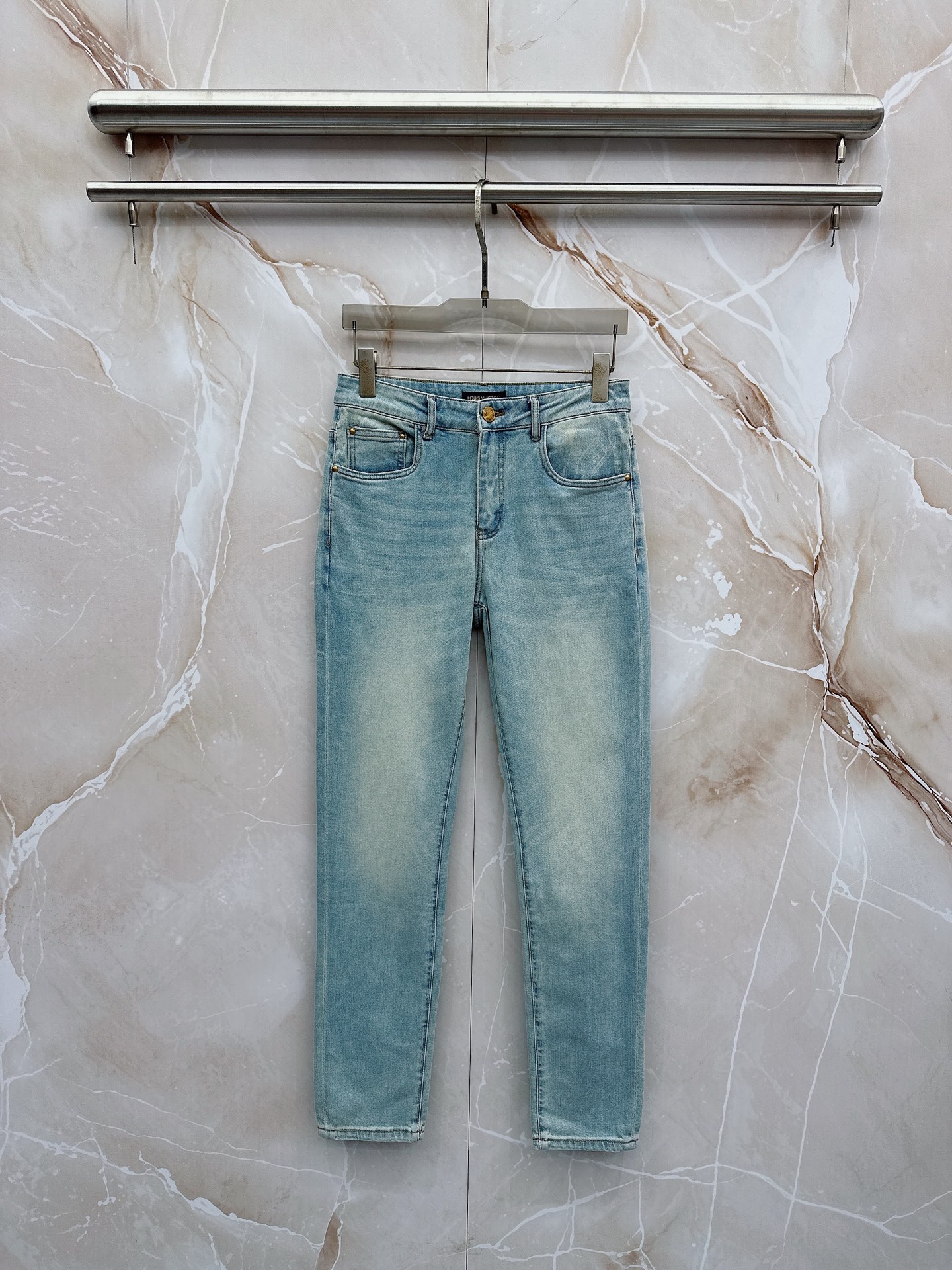 LV 2026春季新款上市，高品质爆款牛仔裤👖超级定制款，经典LOGO，修身带弹力，上身舒适亲肤，版型超