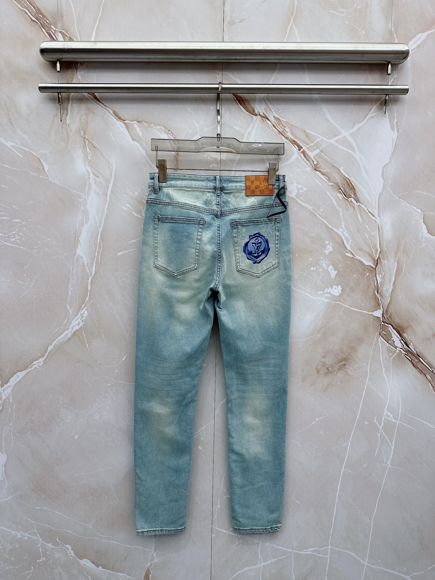 LV 2026春季新款上市，高品质爆款牛仔裤👖超级定制款，经典LOGO，修身带弹力，上身舒适亲肤，版型超