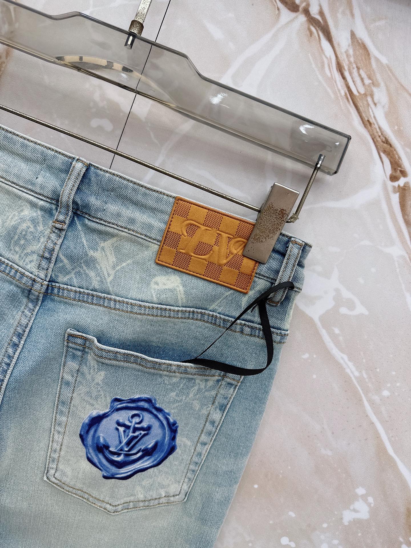 LV 2026春季新款上市，高品质爆款牛仔裤👖超级定制款，经典LOGO，修身带弹力，上身舒适亲肤，版型超