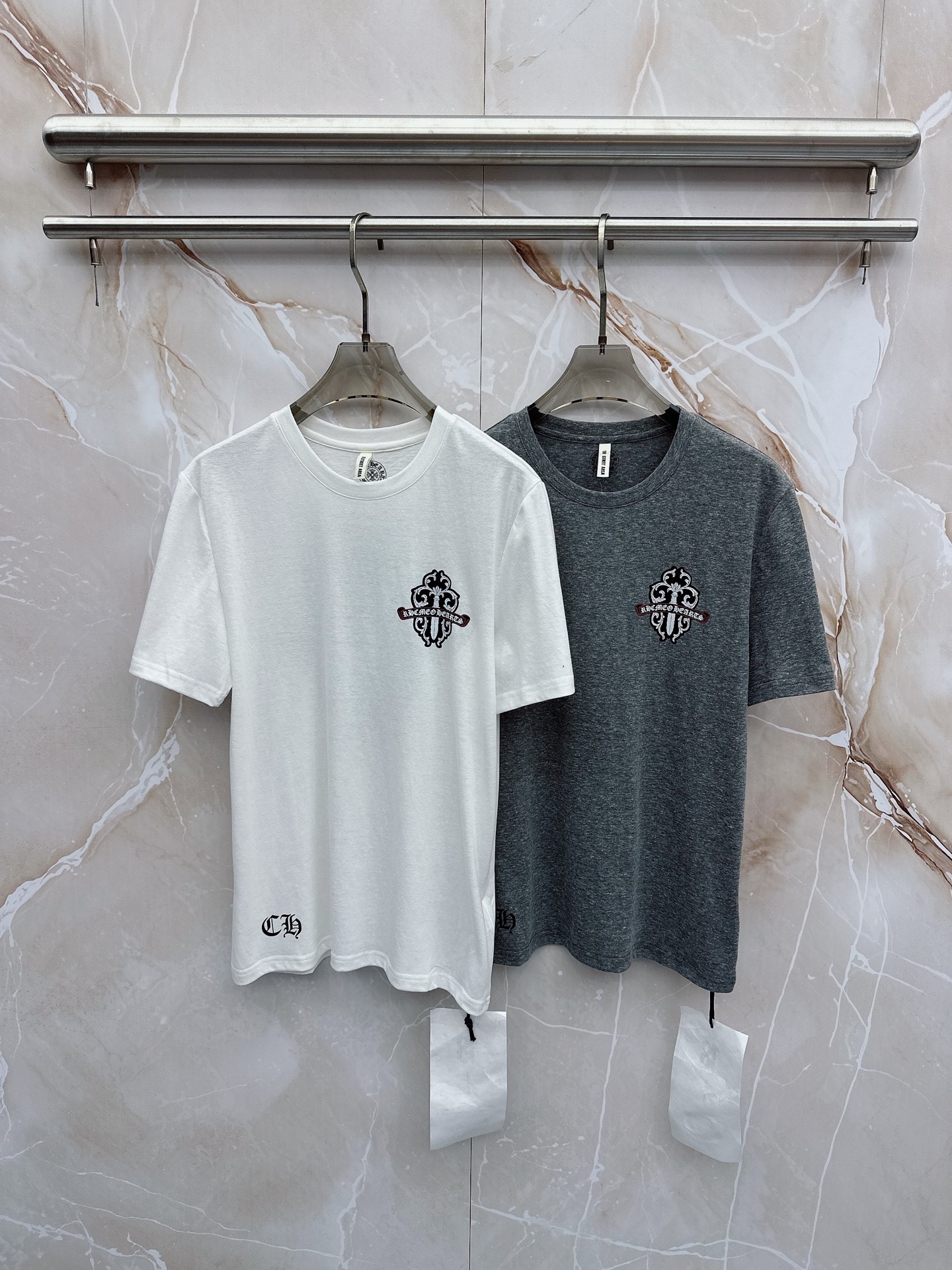NO:839533,Chrome Hearts 2026 latest short-sleeved style. Selected and customized top-grade double mercerized cotton imported fabrics. All details are perfectly made. 100% restored. Original hardware. High-end customized accessories. Original factory original label. The upper body effect is great. Size M-3XL,,chrome hearts,T-shirt,19860909克罗心 2026最新款短袖 精选订制顶级双丝光棉进口面料 所有细节做工完美 还原百分百 原版五金 高端订制辅料 原厂原标 上身效果超赞 码数 M-3XL,,chrome hearts,T-shirt,,Men's clothing