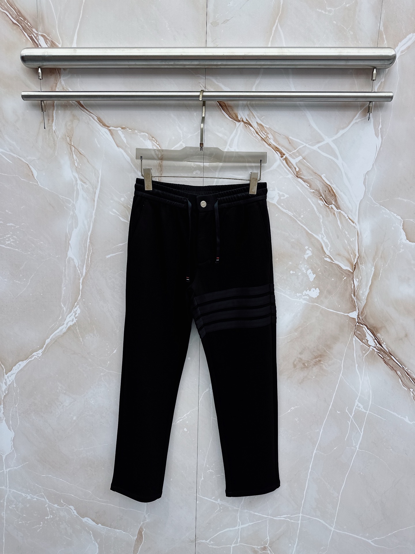 NO:839455,TB 26SS spring and summer technical fabric drawstring trousers, men's nameplate fashionable sports and casual trousers!  Trading company channels are rare, leading official website sales!  In this era of pursuit of individuality and quality, whether you are eager to own a pair of pants that not only shows your status but is also full of sports style, the new jogging pants will be your best choice!  These pants are made of custom-made technical fabrics, which are light and silky in texture, comfortable and breathable to the touch, and seem to bring a cool icy feel to the skin!  In the hot summer, wearing it will feel unprecedented comfort and comfort!  The design is unique and shows an extraordinary sense of quality!  The handling of these details fully reflects the brand's ultimate pursuit of quality!  The customized hardware accessories are all engraved with the brand logo, and the details are impeccable!  The drawstring elastic waistband and ribbed hem cuff design make these pants suitable for both casual occasions and sports moments!  Size M-3XL,,19860909TB 26SS春夏科技面料抽绳束脚裤 男士铭牌时尚运动休闲长裤！贸易公司渠道稀出,领先官网发售！在这个追求个性与品质的时代,你是否渴望拥有一款既展现身份地位,又充满运动风格的裤子,新款慢跑裤将是你的最佳选择！ 这款裤子选用了客供定制的科技面料,质地轻薄丝滑,触感舒爽透气,仿佛给肌肤带来一股清凉的冰感！在炎炎夏日,穿上它将感受到前所未有的舒适与惬意！设计上独具匠心,展现出不凡的品质感！这些细节的处理,都充分体现了品牌对品质的极致追求！客供定制的五金辅料均刻有品牌Logo,细节无法挑剔！抽绳松紧裤腰和裤脚罗纹拼接束口设计,使这款裤子既适合休闲场合,也能应对运动时刻！ 尺码M-3XL,,,Men's clothing