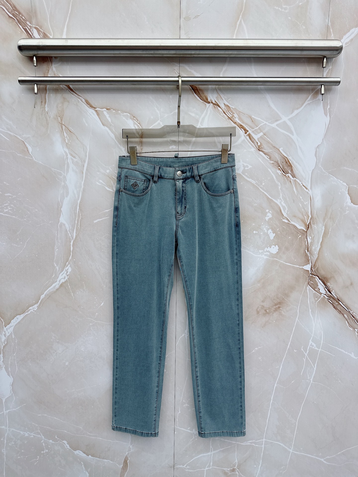 NO:839458,LV’s 2026 spring and summer new styles are now on the market, the original hot-selling jeans are super customized, original hardware, super heavy craftsmanship, awesome styles and impeccable details!  The style is not picky, it is very high-end, good products wait for no one, if you like it, hurry up and get it, sizes 29-38,, Louis Vuitton, Jeans,19860909LV 2026春夏新款现货上市,原单爆款牛仔裤超级定制款,原版五金,超级重工工艺,版型超赞细节做工无可挑剔！款式不挑人,特别高档,好货不等人,看中赶紧下手,尺码29-38,,louis vuitton,jeans,,Men's clothing