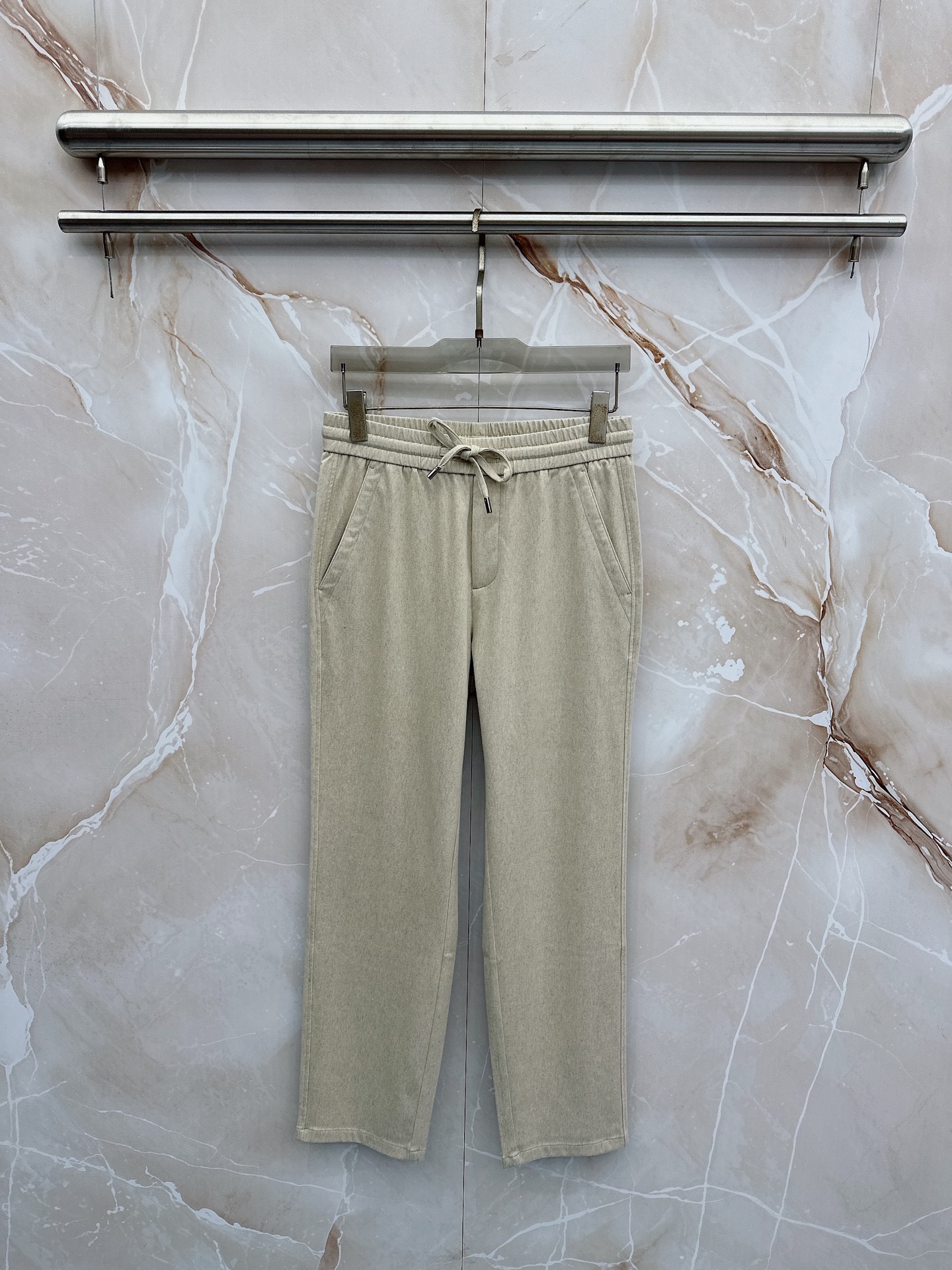 NO:839473,LV's latest 2026 spring and summer casual pants are exclusively customized for sale. Original customization. Customer-supplied hardware accessories. Original quality. Imported customer-supplied fabrics. Heavy washing. Fine workmanship and routing. Excellent upper body!  Preferred items Size M-3XL, Louis Vuitton,19860909LV 2026春夏最新款休闲裤 独家定制发售 原版定制 客供五金辅料 原单品质 进口客供定制面料重工洗水 做工走线精细 上身绝佳！优选单品 码数M-3XL,,louis vuitton,,Men's clothing