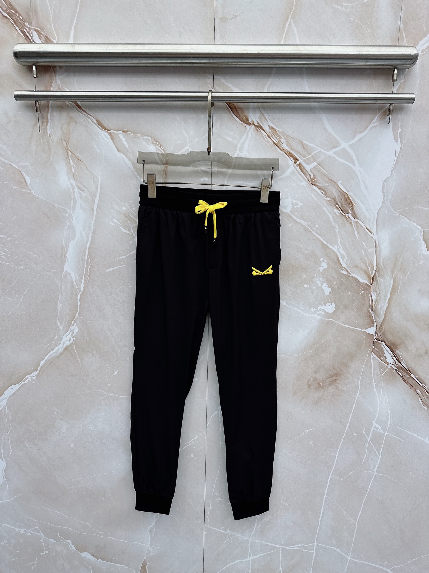 NO:839477,Fendi's latest 2026 spring and summer casual pants, exclusively customized for sale, original customized, customer-supplied hardware and accessories, original order quality, imported customer-supplied fabrics, heavy-duty washing, fine workmanship, and excellent upper body!  Preferred items Size M-3XL,,fendi,19860909芬迪 2026春夏最新款休闲裤 独家定制发售 原版定制 客供五金辅料 原单品质 进口客供定制面料重工洗水 做工走线精细 上身绝佳！优选单品 码数M-3XL,,fendi,,Men's clothing