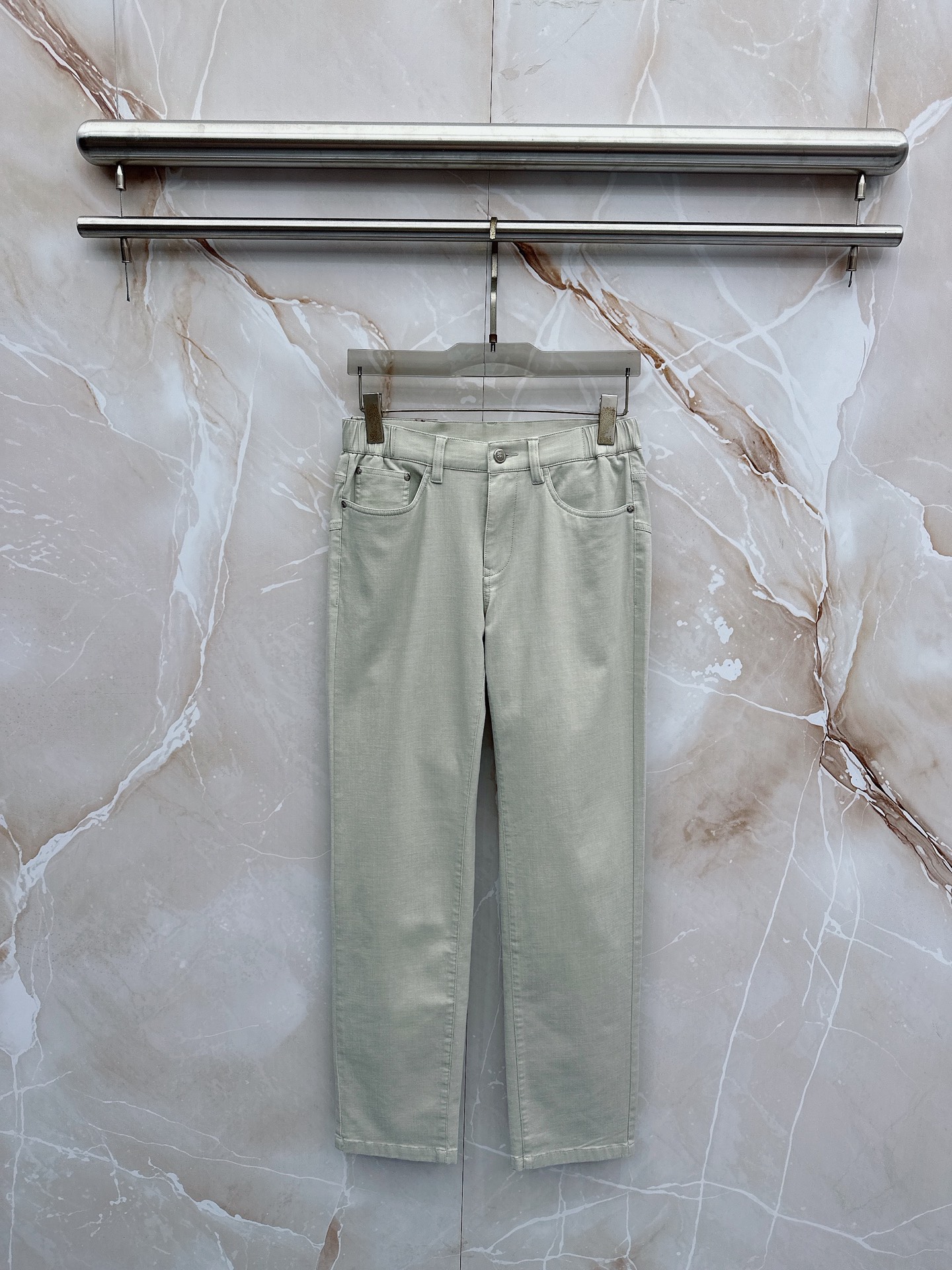 NO:839491,Burberry's 2026 spring and summer new styles are now on the market. The original hot-selling jeans are super customized, with original hardware, super heavy craftsmanship, awesome styles and impeccable details!  The styles are not picky, they are very high-end, good stuff waits for no one, if you like it, hurry up and get it, sizes 29-38, burberry, jeans,19860909巴宝莉 2026春夏新款现货上市,原单爆款牛仔裤超级定制款,原版五金,超级重工工艺,版型超赞细节做工无可挑剔！款式不挑人,特别高档,好货不等人,看中赶紧下手,尺码29-38,,burberry,jeans,,Men's clothing