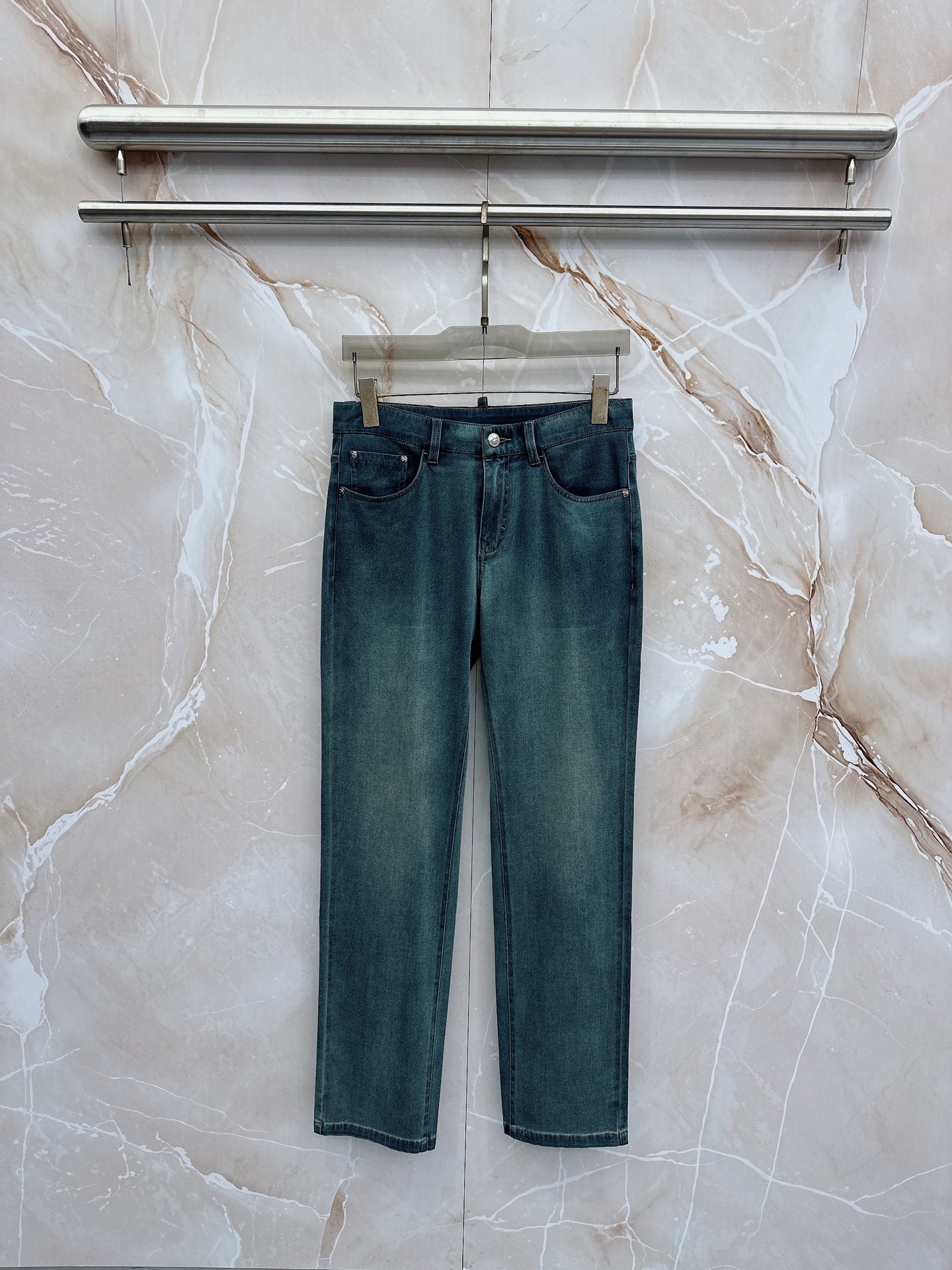 NO:839502,Burberry's 2026 spring and summer new styles are now on the market. The original hot-selling jeans are super customized, with original hardware, super heavy craftsmanship, awesome styles and impeccable details!  The styles are not picky, they are very high-end, good stuff waits for no one, if you like it, hurry up and get it, sizes 29-38, burberry, jeans,19860909巴宝莉 2026春夏新款现货上市,原单爆款牛仔裤超级定制款,原版五金,超级重工工艺,版型超赞细节做工无可挑剔！款式不挑人,特别高档,好货不等人,看中赶紧下手,尺码29-38,,burberry,jeans,,Men's clothing
