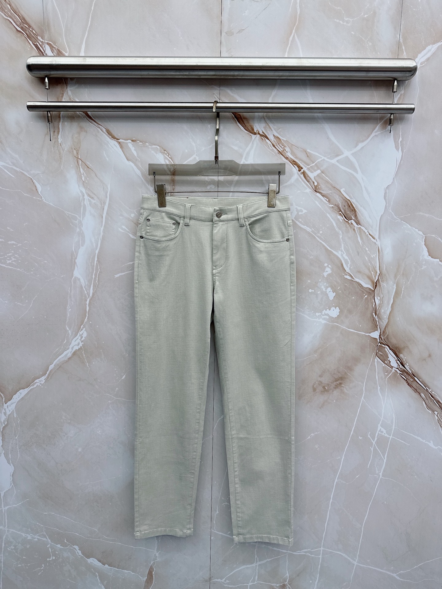 NO:839508,Dior's 2026 spring and summer new styles are on the market, the original hot-selling jeans are super customized, original hardware, super heavy craftsmanship, awesome style, impeccable details and workmanship!  The styles are not picky, they are very high-end, good stuff waits for no one, if you like it, hurry up and get it, sizes 29-38, dior, jeans,19860909迪奥 2026春夏新款现货上市,原单爆款牛仔裤超级定制款,原版五金,超级重工工艺,版型超赞细节做工无可挑剔！款式不挑人,特别高档,好货不等人,看中赶紧下手,尺码29-38,,dior,jeans,,Men's clothing