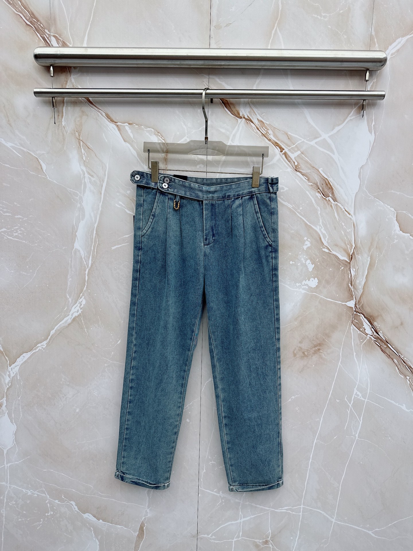 NO:862939,LV 26SS early spring new style pleated belt wide-leg jeans丨Exclusively developed!  Top quality production!  The 'magic pants' for relaxed wear, with high waist + three-dimensional pleats + floor-length wide legs, welding the 'lazy and casual' on the legs, hiding the flesh and showing proportions, suitable for all kinds of body types, the same material denim belt + leather brand logo embellishment, old washed blue comes with retro filters, and hardware buckle details complete the luxurious texture!  A versatile style for early spring wear, recommended 28-36, Louis Vuitton, Jeans,19860909LV 26SS早春新款 褶皱腰带阔腿牛仔裤丨独家开发！顶级高版出品！松弛感穿搭的“神裤”级存在,高腰+立体褶皱+拖地阔腿,把“慵懒随性”焊在腿上,藏肉又显比例,适配各种身材,同料牛仔腰带+皮质品牌标点缀,做旧水洗蓝自带复古滤镜,五金扣细节把高奢质感拉满！早春穿搭的万能适配款,推荐28-36,,louis vuitton,jeans,,Men's clothing