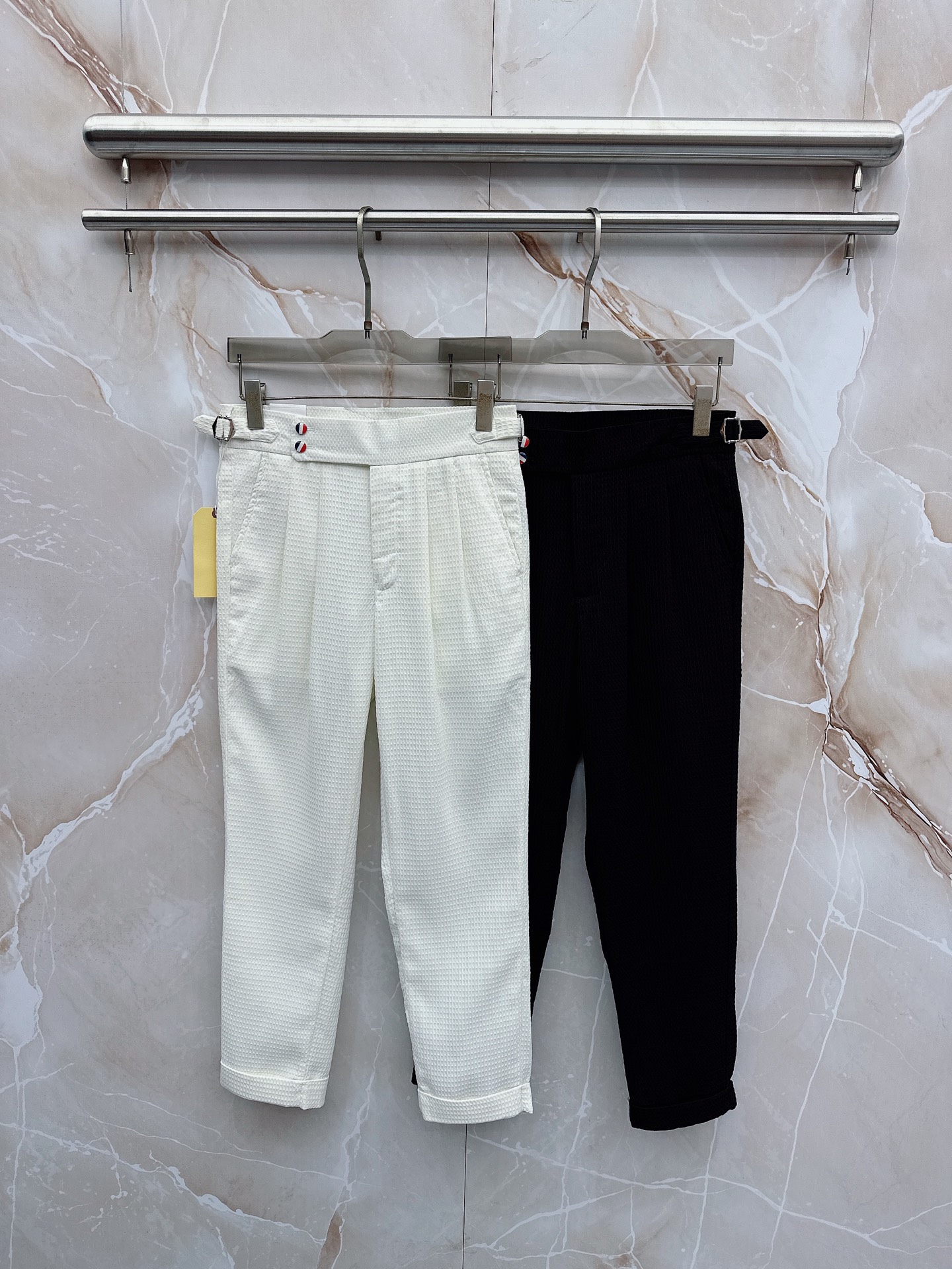 NO:863010,The latest model of TB 2026 spring and summer Asian series!  High-end goods, high-end customized slim-fitting business casual trousers and trousers, original hardware, completely suitable for daily business and leisure, the upper body effect is super positive, three-dimensional slimming and hip lift, the leg lines are fully highlighted, and it contains special Tencel cotton fabric!  It is a type of yarn-dyed cotton!  The texture is tight and delicate, the upper body is very comfortable and stylish, and it is extremely practical and versatile, so it is worth buying!  Old customers must receive recommendations!  !  Size 29-36,,19860909TB 2026春夏亚洲系列最新款！高端狠货 高端订制修身商务休闲裤西裤 原版五金 日常商务休闲都完全适用的款,上身效果超正,立体修身提臀,腿部线条完全得到彰显,含天丝特殊棉面料！属于色织棉的类型！纹理紧致细腻,上身非常舒适有型,而且极为实穿百搭,非常值得入手！老客户必收推荐！！尺码29-36,,,Men's clothing