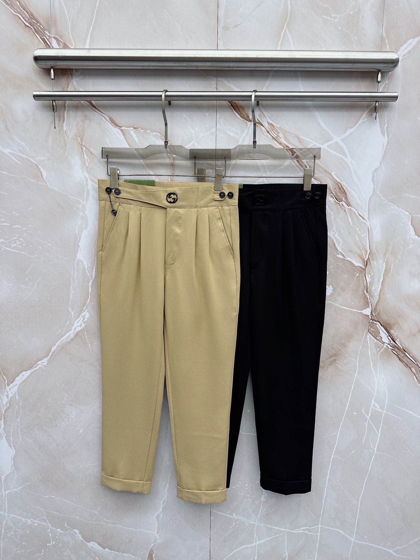 NO:862999,The latest model from Gucci’s 2026 spring and summer Asian series!  High-end goods, high-end customized slim-fitting business casual trousers and trousers, original hardware, completely suitable for daily business and leisure, the upper body effect is super positive, three-dimensional slimming and hip lift, the leg lines are fully highlighted, and it contains special Tencel cotton fabric!  It is a type of yarn-dyed cotton!  The texture is tight and delicate, the upper body is very comfortable and stylish, and it is extremely practical and versatile, so it is worth buying!  Old customers must receive recommendations!  !  Size 29-36,,19860909古奇 2026春夏亚洲系列最新款！高端狠货 高端订制修身商务休闲裤西裤 原版五金 日常商务休闲都完全适用的款,上身效果超正,立体修身提臀,腿部线条完全得到彰显,含天丝特殊棉面料！属于色织棉的类型！纹理紧致细腻,上身非常舒适有型,而且极为实穿百搭,非常值得入手！老客户必收推荐！！尺码29-36,,,Men's clothing