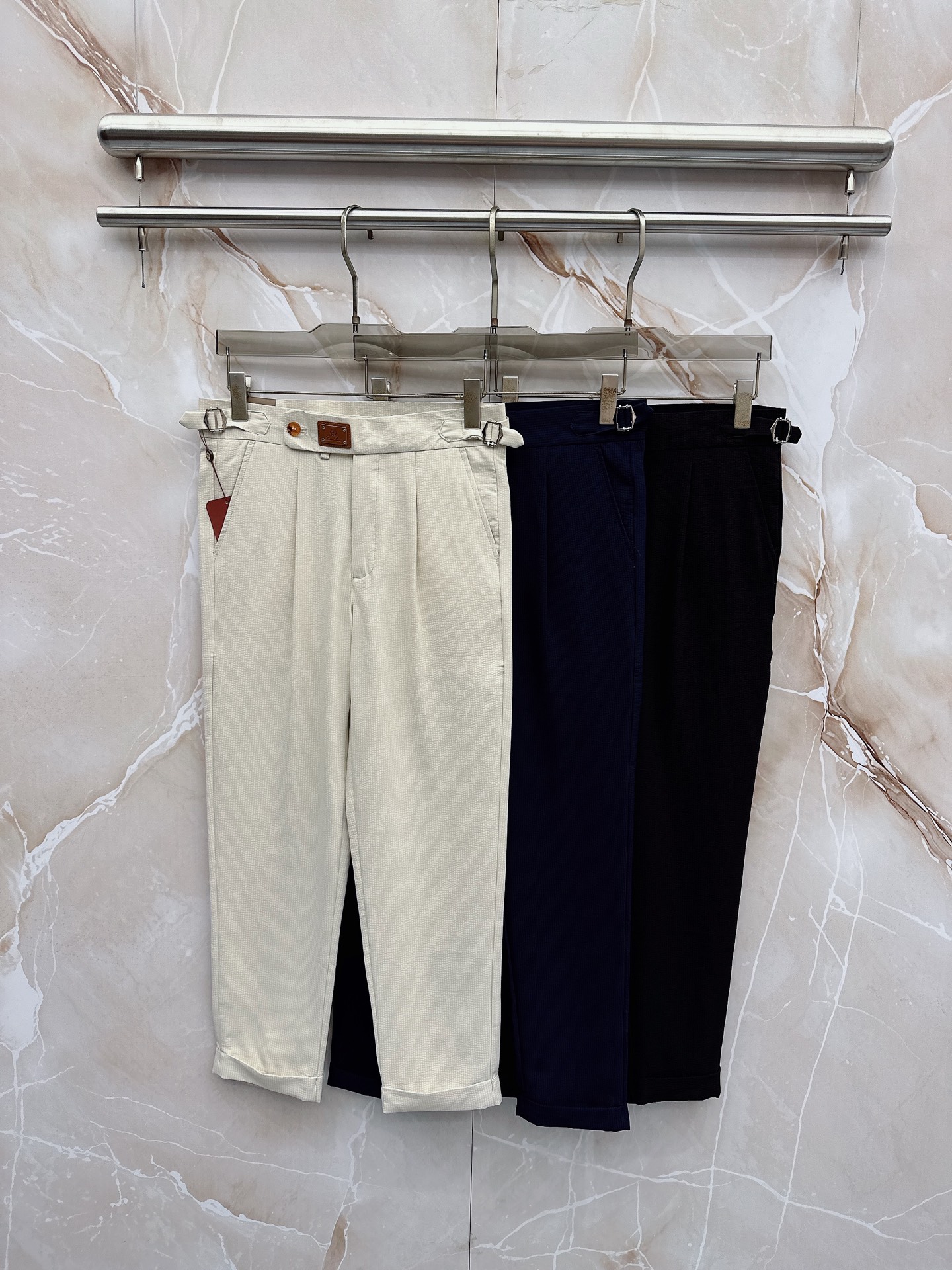 NO:862988,The latest model of LP 1956 spring and summer Asian series!  High-end goods, high-end customized slim-fitting business casual trousers and trousers, original hardware, completely suitable for daily business and leisure, the upper body effect is super positive, three-dimensional slimming and hip lift, the leg lines are fully highlighted, and it contains special Tencel cotton fabric!  It is a type of yarn-dyed cotton!  The texture is tight and delicate, the upper body is very comfortable and stylish, and it is extremely practical and versatile, so it is worth buying!  Old customers must receive recommendations!  !  Size 29-36,,loro piana,19860909LP 1956春夏亚洲系列最新款！高端狠货 高端订制修身商务休闲裤西裤 原版五金 日常商务休闲都完全适用的款,上身效果超正,立体修身提臀,腿部线条完全得到彰显,含天丝特殊棉面料！属于色织棉的类型！纹理紧致细腻,上身非常舒适有型,而且极为实穿百搭,非常值得入手！老客户必收推荐！！尺码29-36,,loro piana,,Men's clothing