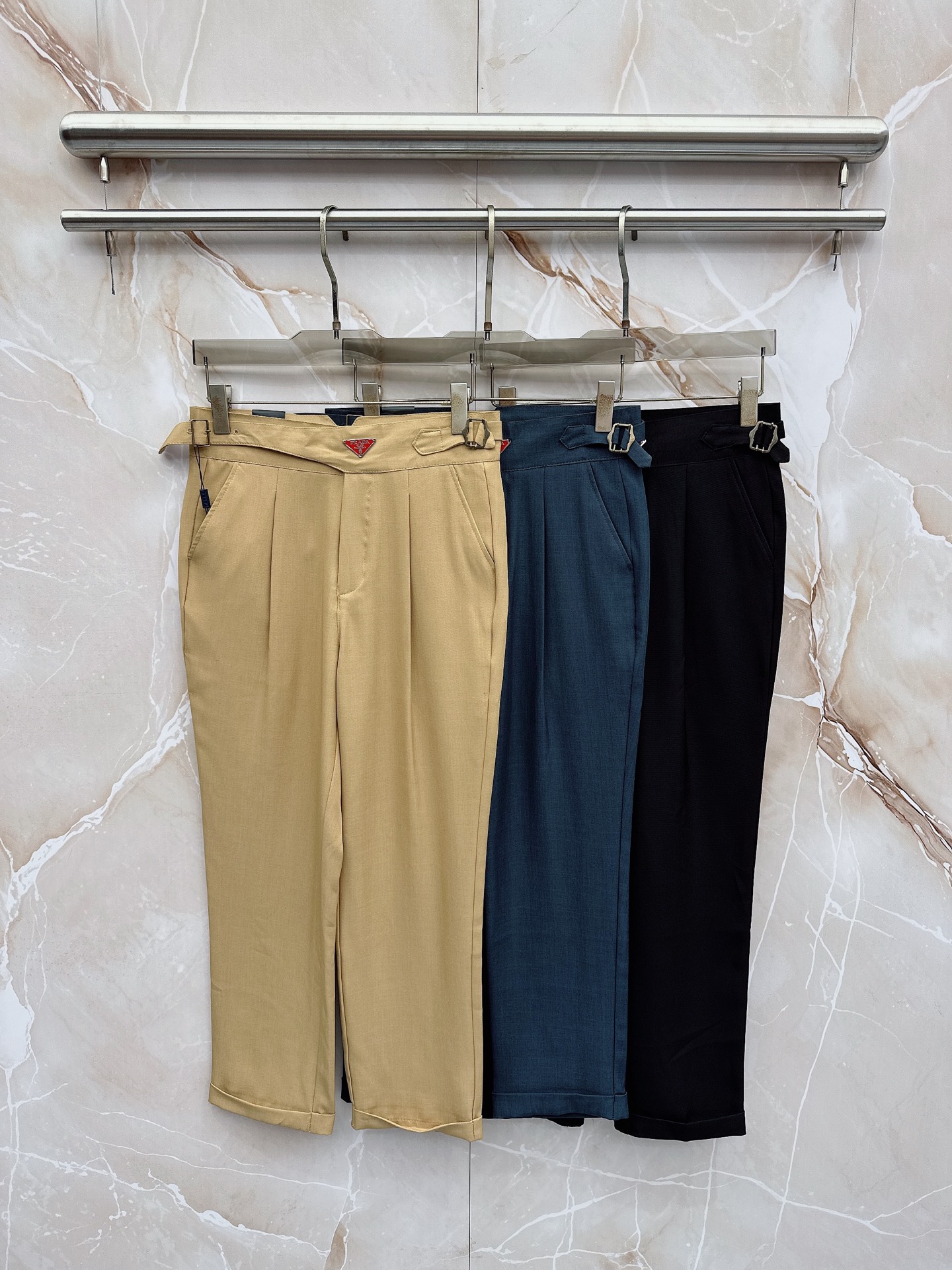 NO:862979,Prada’s latest 2026 spring and summer Asian series!  High-end goods, high-end customized slim-fitting business casual trousers and trousers, original hardware, completely suitable for daily business and leisure, the upper body effect is super positive, three-dimensional slimming and hip lift, the leg lines are fully highlighted, and it contains special Tencel cotton fabric!  It is a type of yarn-dyed cotton!  The texture is tight and delicate, the upper body is very comfortable and stylish, and it is extremely practical and versatile, so it is worth buying!  Old customers must receive recommendations!  !  Size 29-36,,prada,19860909普拉达 2026春夏亚洲系列最新款！高端狠货 高端订制修身商务休闲裤西裤 原版五金 日常商务休闲都完全适用的款,上身效果超正,立体修身提臀,腿部线条完全得到彰显,含天丝特殊棉面料！属于色织棉的类型！纹理紧致细腻,上身非常舒适有型,而且极为实穿百搭,非常值得入手！老客户必收推荐！！尺码29-36,,prada,,Men's clothing