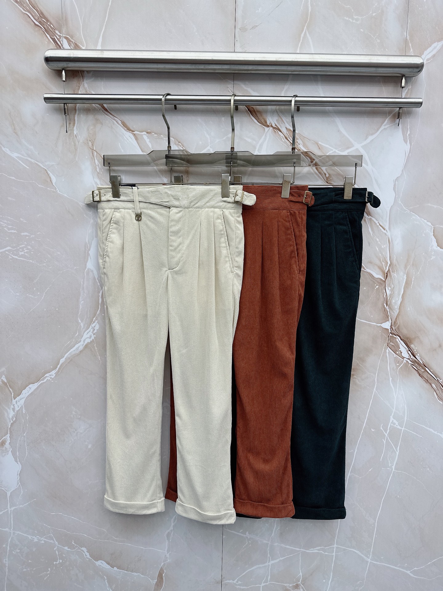 NO:862969,The latest model of LV 2026 spring and summer Asian series!  High-end goods, high-end customized slim-fitting business casual trousers and trousers, original hardware, completely suitable for daily business and leisure, the upper body effect is super positive, three-dimensional slimming and hip lift, the leg lines are fully highlighted, and it contains special Tencel cotton fabric!  It is a type of yarn-dyed cotton!  The texture is tight and delicate, the upper body is very comfortable and stylish, and it is extremely practical and versatile, so it is worth buying!  Old customers must receive recommendations!  !  Size 29-36,,louis vuitton,19860909LV 2026春夏亚洲系列最新款！高端狠货 高端订制修身商务休闲裤西裤 原版五金 日常商务休闲都完全适用的款,上身效果超正,立体修身提臀,腿部线条完全得到彰显,含天丝特殊棉面料！属于色织棉的类型！纹理紧致细腻,上身非常舒适有型,而且极为实穿百搭,非常值得入手！老客户必收推荐！！尺码29-36,,louis vuitton,,Men's clothing