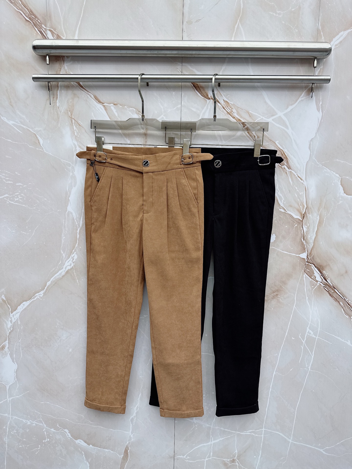 NO:862961,Zegna's latest 2026 spring and summer Asian series!  High-end goods, high-end customized slim-fitting business casual trousers and trousers, original hardware, completely suitable for daily business and leisure, the upper body effect is super positive, three-dimensional slimming and hip lift, the leg lines are fully highlighted, and it contains special Tencel cotton fabric!  It is a type of yarn-dyed cotton!  The texture is tight and delicate, the upper body is very comfortable and stylish, and it is extremely practical and versatile, so it is worth buying!  Old customers must receive recommendations!  !  Size 29-36,,zegna,19860909杰尼亚 2026春夏亚洲系列最新款！高端狠货 高端订制修身商务休闲裤西裤 原版五金 日常商务休闲都完全适用的款,上身效果超正,立体修身提臀,腿部线条完全得到彰显,含天丝特殊棉面料！属于色织棉的类型！纹理紧致细腻,上身非常舒适有型,而且极为实穿百搭,非常值得入手！老客户必收推荐！！尺码29-36,,zegna,,Men's clothing