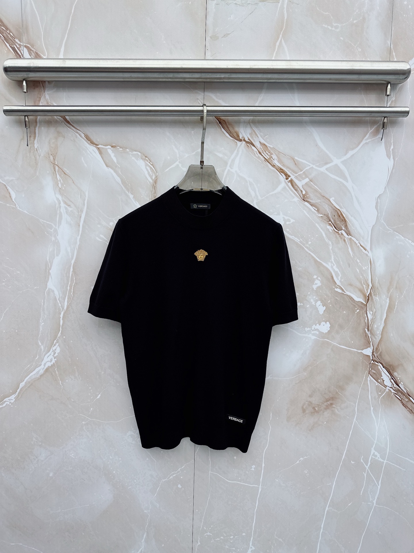 NO:873078,Versace's 2026 spring and summer small mid-collar sweater is 'breathable but not stuffy' genuine. It selects highly breathable Tencel fabric. It is comfortable to wear in summer but not stuffy. The version is crisp and stylish. The small logo and heavy craftsmanship are simple and not simple. High-end Tencel woolen short-sleeved sweater. Solid color and simplicity. Fashionable yet luxurious. The quality is unquestionable. The upper body effect is great. Size M-4XL. Ships next day. Versace, T-shirt,19860909范思哲 2026春夏款小中领针织衫《透气不闷热》真正,甄选高度透气天丝面料,夏季穿着舒服不闷热,版型挺括有型,小logo重工艺搭配简约不简单,高端级天丝羊毛衫短袖 纯色简约 时尚不失奢华 品质毋庸置疑 上身效果超赞,尺码M-4XL,隔天出货,,versace,T-shirt,,Men's clothing
