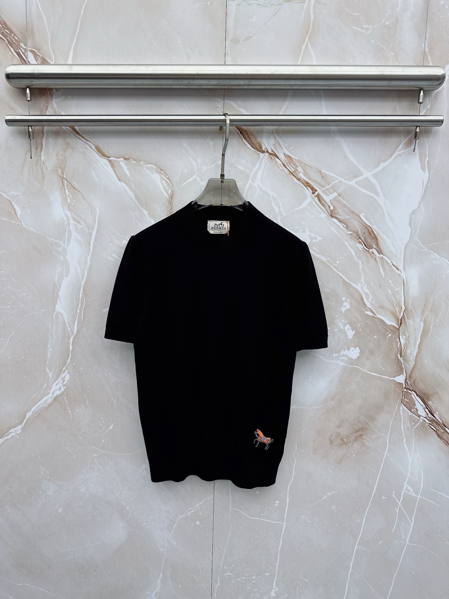 NO:873088,Hermès 2026 spring and summer small mid-collar sweater is 'breathable but not stuffy' genuine. It selects highly breathable Tencel fabric. It is comfortable and not stuffy to wear in summer. The shape is crisp and stylish. The small logo and heavy craftsmanship are simple and not simple. High-end Tencel wool sweater short sleeves. Solid color and simplicity. Fashionable yet luxurious. The quality is unquestionable. The upper body effect is great. Size M-4XL. Ships next day. Hermes, T-shirt,19860909爱马仕 2026春夏款小中领针织衫《透气不闷热》真正,甄选高度透气天丝面料,夏季穿着舒服不闷热,版型挺括有型,小logo重工艺搭配简约不简单,高端级天丝羊毛衫短袖 纯色简约 时尚不失奢华 品质毋庸置疑 上身效果超赞,尺码M-4XL,隔天出货,,hermes,T-shirt,,Men's clothing