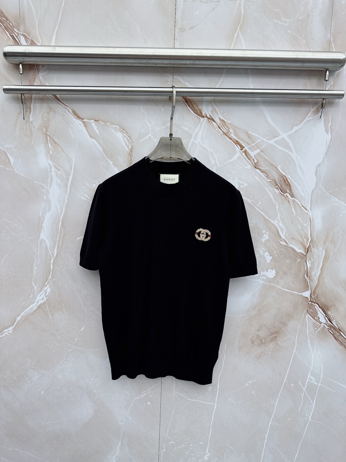 NO:873097,Gucci 2026 spring and summer small mid-collar sweater is 'breathable but not stuffy' genuine. It selects highly breathable Tencel fabric, which is comfortable to wear in summer but not stuffy. The version is crisp and stylish. The small logo and heavy craftsmanship are simple and not simple. High-end Tencel woolen short-sleeved sweater. Solid color and simplicity. Fashionable yet luxurious. The quality is unquestionable. The upper body effect is great. Size M-4XL. Ships next day. T-shirt.19860909古奇 2026春夏款小中领针织衫《透气不闷热》真正,甄选高度透气天丝面料,夏季穿着舒服不闷热,版型挺括有型,小logo重工艺搭配简约不简单,高端级天丝羊毛衫短袖 纯色简约 时尚不失奢华 品质毋庸置疑 上身效果超赞,尺码M-4XL,隔天出货,,T-shirt,,Men's clothing