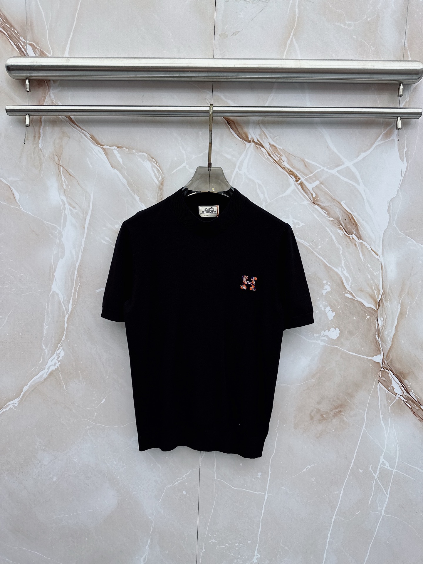 NO:932633,Hermès 2026 spring and summer small mid-collar sweater is 'breathable but not stuffy' genuine. It selects highly breathable Tencel fabric, which is comfortable and not stuffy to wear in summer. The shape is crisp and stylish. The small logo and heavy craftsmanship are simple and not simple. The high-end Tencel wool sweater short-sleeved solid color is simple, fashionable and luxurious. The quality is unquestionable. The upper body effect is great, size M-4XL, shipped next day, hermes, T-shirt,19860909爱马仕 2026春夏款小中领针织衫《透气不闷热》真正,甄选高度透气天丝面料,夏季穿着舒服不闷热,版型挺括有型,小logo重工艺搭配简约不简单,高端级天丝羊毛衫短袖 纯色简约 时尚不失奢华 品质毋庸置疑 上身效果超赞,尺码M-4XL,隔天出货,,hermes,T-shirt,,Men's clothing