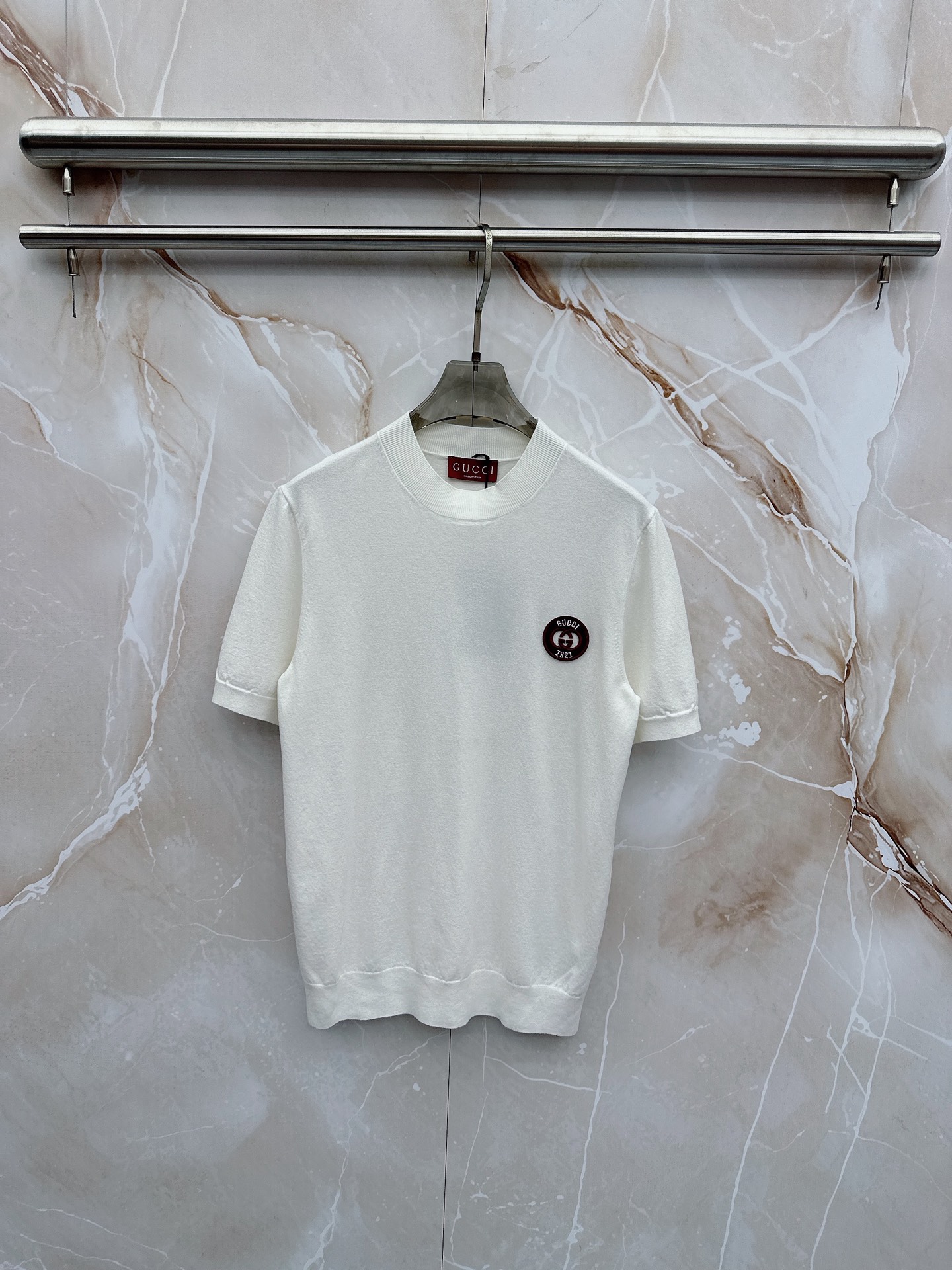 NO:907171,Gucci 2026 spring and summer small mid-collar sweater is 'breathable but not stuffy' genuine. It selects highly breathable Tencel fabric, which is comfortable to wear in summer but not stuffy. The version is crisp and stylish. The small logo and heavy craftsmanship are simple and not simple. High-end Tencel woolen short-sleeved sweater. Solid color and simplicity. Fashionable yet luxurious. The quality is unquestionable. The upper body effect is great. Size M-4XL. Ships next day. T-shirt.19860909古奇 2026春夏款小中领针织衫《透气不闷热》真正,甄选高度透气天丝面料,夏季穿着舒服不闷热,版型挺括有型,小logo重工艺搭配简约不简单,高端级天丝羊毛衫短袖 纯色简约 时尚不失奢华 品质毋庸置疑 上身效果超赞,尺码M-4XL,隔天出货,,T-shirt,,Men's clothing