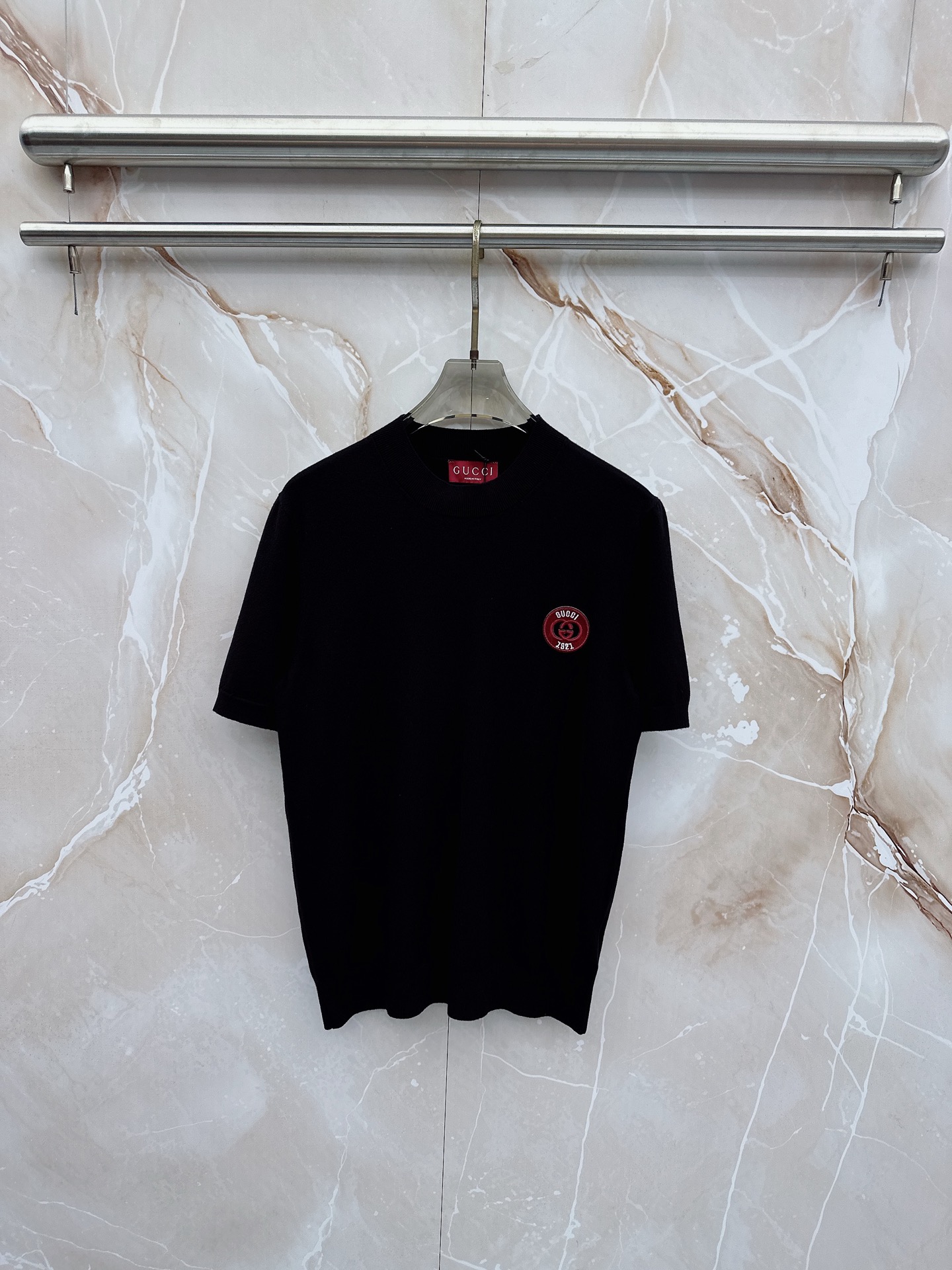 NO:932598,Gucci 2026 spring and summer small mid-collar sweater is 'breathable but not stuffy' genuine. It selects highly breathable Tencel fabric, which is comfortable to wear in summer but not stuffy. The version is crisp and stylish. The small logo and heavy craftsmanship are simple and not simple. High-end Tencel woolen short-sleeved sweater. Solid color and simplicity. Fashionable yet luxurious. The quality is unquestionable. The upper body effect is great. Size M-4XL. Ships next day. T-shirt.19860909古奇 2026春夏款小中领针织衫《透气不闷热》真正,甄选高度透气天丝面料,夏季穿着舒服不闷热,版型挺括有型,小logo重工艺搭配简约不简单,高端级天丝羊毛衫短袖 纯色简约 时尚不失奢华 品质毋庸置疑 上身效果超赞,尺码M-4XL,隔天出货,,T-shirt,,Men's clothing