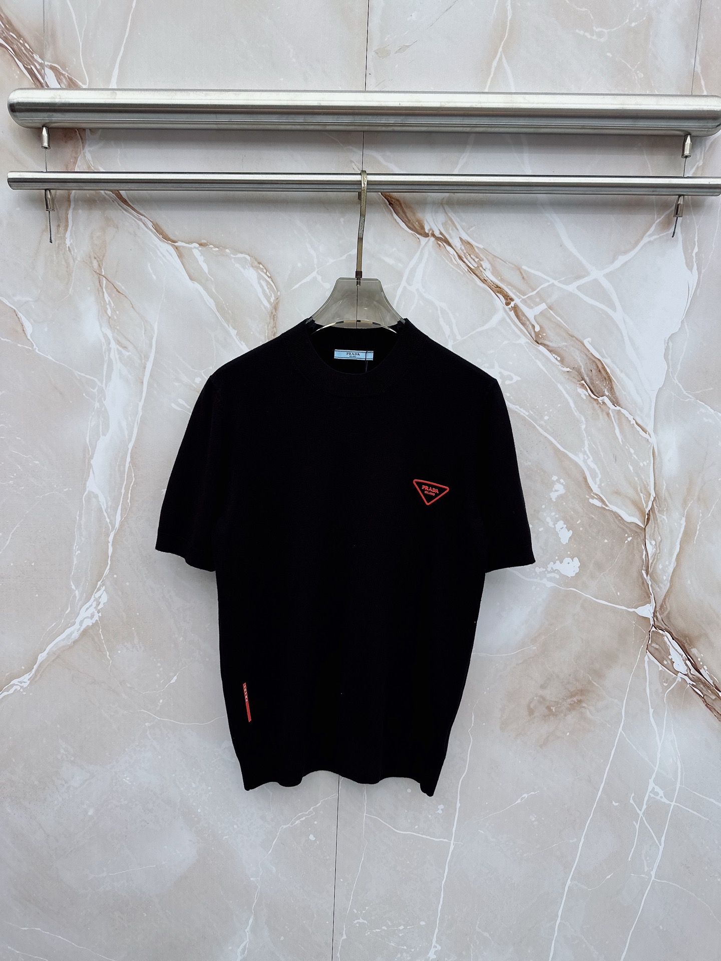 NO:932603,Prada 2026 spring and summer small mid-collar sweater is 'breathable but not stuffy' genuine. It selects highly breathable Tencel fabric. It is comfortable to wear in summer but not stuffy. The shape is crisp and stylish. The small logo and heavy craftsmanship are simple and not simple. High-end Tencel woolen short-sleeved sweater. Solid color and simplicity. Fashionable yet luxurious. The quality is unquestionable. The upper body effect is great. Size M-4XL. Ships next day. Prada, T-shirt,19860909普拉达 2026春夏款小中领针织衫《透气不闷热》真正,甄选高度透气天丝面料,夏季穿着舒服不闷热,版型挺括有型,小logo重工艺搭配简约不简单,高端级天丝羊毛衫短袖 纯色简约 时尚不失奢华 品质毋庸置疑 上身效果超赞,尺码M-4XL,隔天出货,,prada,T-shirt,,Men's clothing