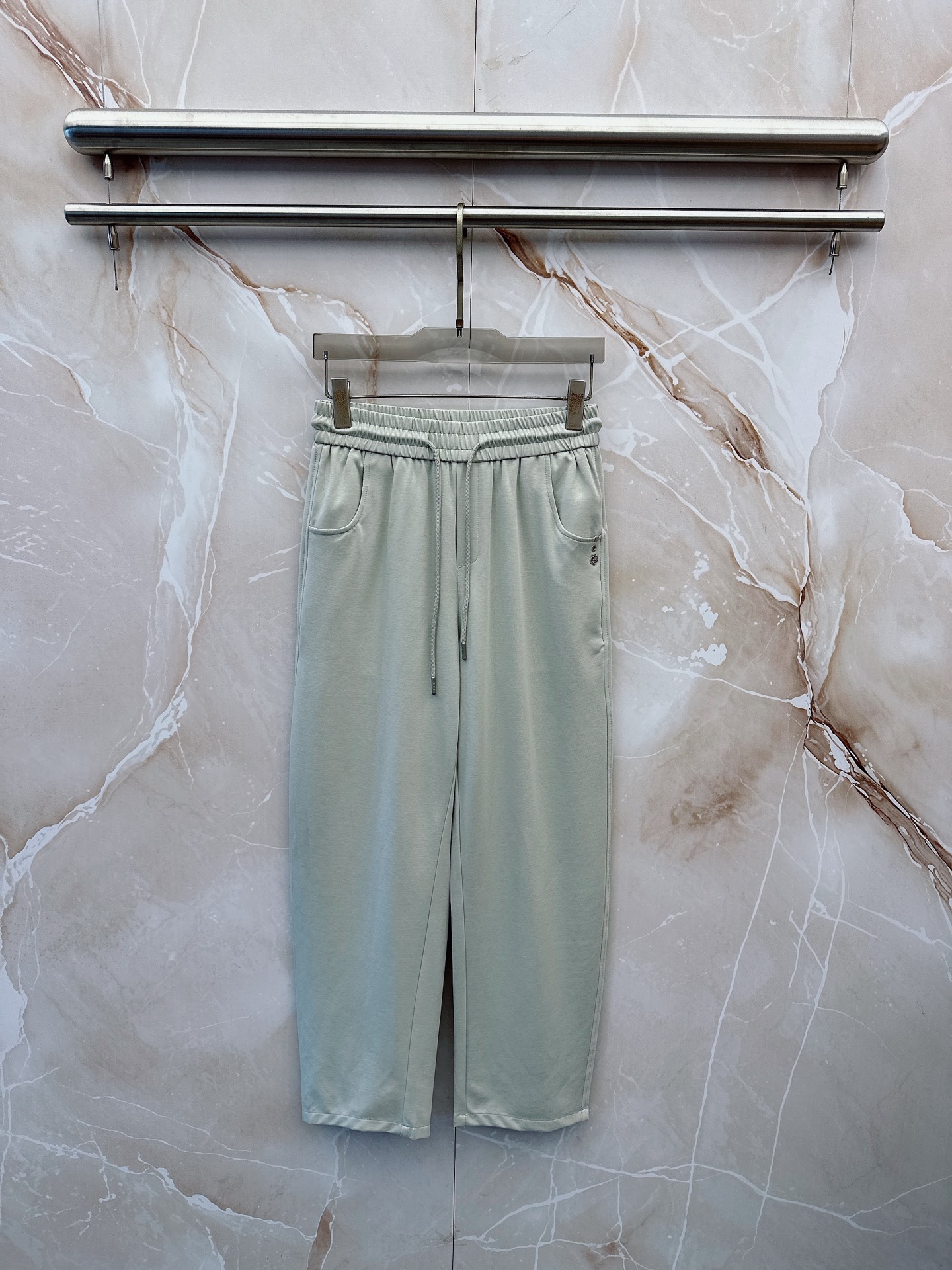 NO:877847,The latest model of LP 1956 spring and summer Asian series!  High-end goods. High-end custom-made slim-fit business casual pants with original hardware. Perfectly suitable for daily business and casual wear. The upper body effect is super positive, the three-dimensional slim fit lifts the buttocks, and the leg lines are fully highlighted. It contains special Tencel cotton fabric!  It is a type of yarn-dyed cotton!  The texture is tight and delicate, the upper body is very comfortable and stylish, and it is extremely practical and versatile, so it is worth buying!  Old customers must receive recommendations!  !  Size M-3XL,, loro piana,19860909LP 1956春夏亚洲系列最新款！高端狠货 高端订制修身商务休闲裤原版五金 日常商务休闲都完全适用的款,上身效果超正,立体修身提臀,腿部线条完全得到彰显,含天丝特殊棉面料！属于色织棉的类型！纹理紧致细腻,上身非常舒适有型,而且极为实穿百搭,非常值得入手！老客户必收推荐！！尺码M-3XL,,loro piana,,Men's clothing