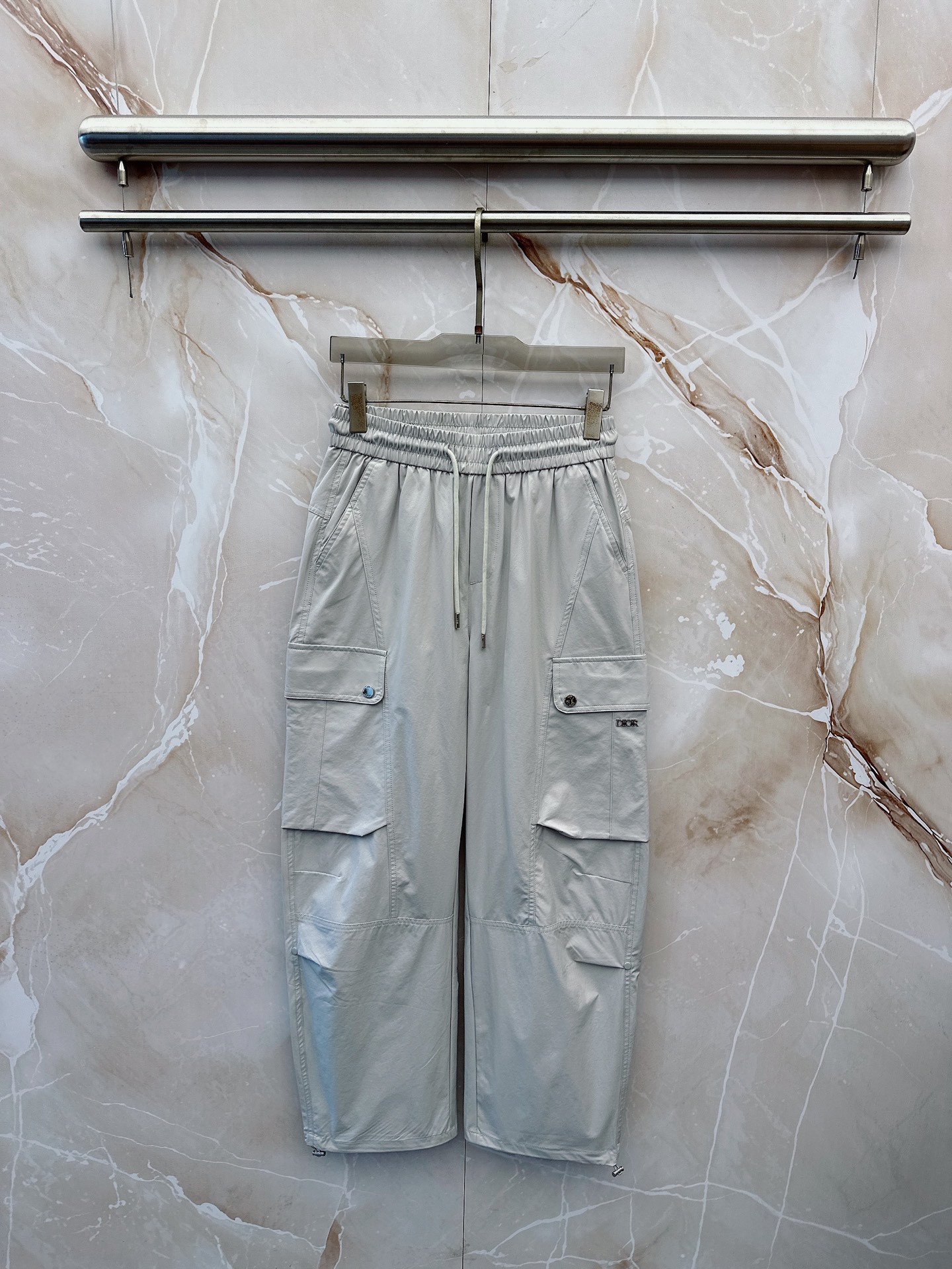 NO:877843,Dior 26ss summer new men's casual workwear casual trousers, American retro [three-standard complete] advanced custom-made summer-specific technical breathable fabric, high breathability and comfort, impeccable details, customized development of accessories, what you see is what you get, reflecting high quality. It feels delicate and soft!  Three-dimensional cutting, simple and fashionable, and the upper body shape is awesome!  Size M-3XL (shipped next day), dior,19860909迪奥 26ss夏季新款男士休闲工装休闲裤长裤 美式复古【三标齐全】高级定制夏季专用科技透气面料 透气舒适度高,细节无可挑剔,辅料定制开发,所见即所得,体现高品质.手感细腻柔软！立体裁剪,简单时尚,上身版型超赞！码数M-3XL（隔天出货）,,dior,,Men's clothing