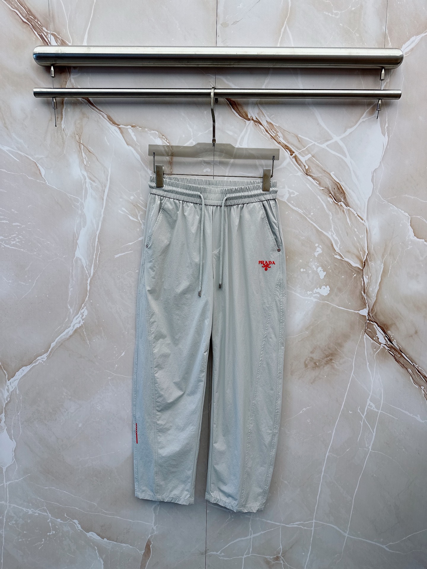 NO:877833,Prada 26ss summer new men's casual workwear casual trousers, American retro [three standards complete] advanced custom summer-specific technical breathable fabric, high breathability and comfort, impeccable details, customized development of accessories, what you see is what you get, reflecting high quality. It feels delicate and soft!  Three-dimensional cutting, simple and fashionable, and the upper body shape is awesome!  Size M-4XL (shipped next day),, prada,19860909普拉达 26ss夏季新款男士休闲工装休闲裤长裤 美式复古【三标齐全】高级定制夏季专用科技透气面料 透气舒适度高,细节无可挑剔,辅料定制开发,所见即所得,体现高品质.手感细腻柔软！立体裁剪,简单时尚,上身版型超赞！码数M-4XL（隔天出货）,,prada,,Men's clothing