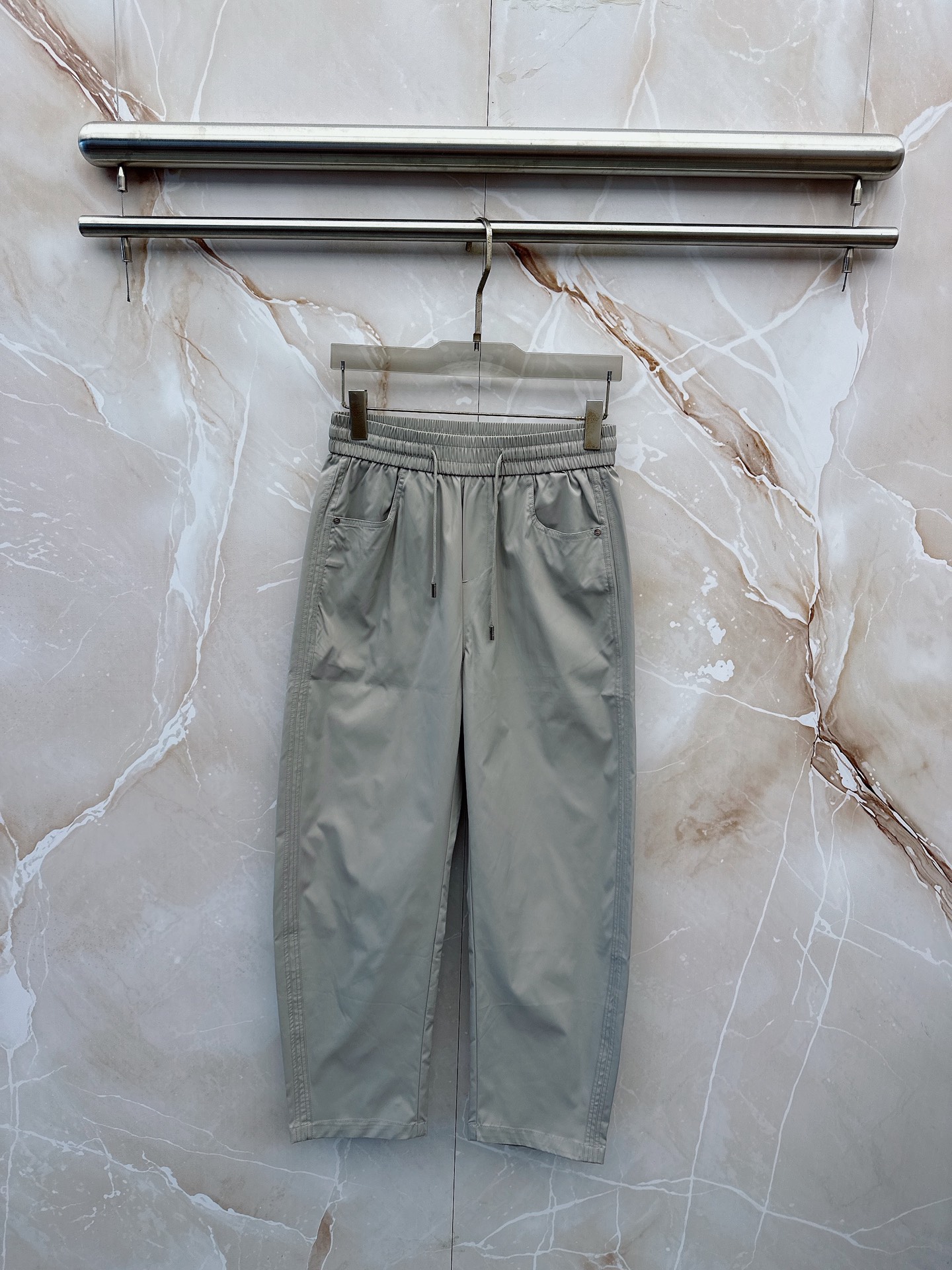 NO:877868,Dior 26ss summer new men's casual workwear casual trousers, American retro [three-standard complete] advanced custom-made summer-specific technical breathable fabric, high breathability and comfort, impeccable details, customized development of accessories, what you see is what you get, reflecting high quality. It feels delicate and soft!  Three-dimensional cutting, simple and fashionable, and the upper body shape is awesome!  Size M-4XL (shipped next day), dior,19860909迪奥 26ss夏季新款男士休闲工装休闲裤长裤 美式复古【三标齐全】高级定制夏季专用科技透气面料 透气舒适度高,细节无可挑剔,辅料定制开发,所见即所得,体现高品质.手感细腻柔软！立体裁剪,简单时尚,上身版型超赞！码数M-4XL（隔天出货）,,dior,,Men's clothing