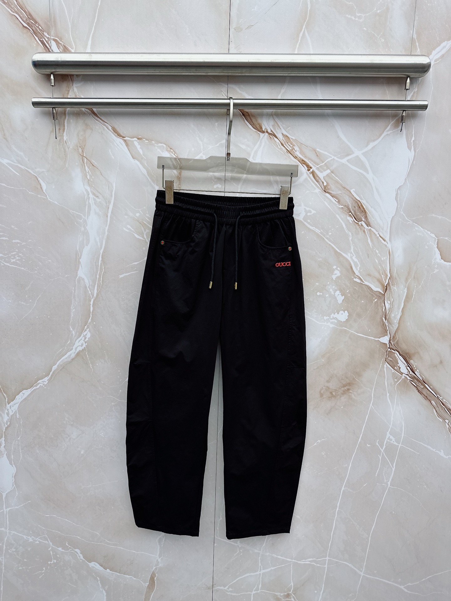 NO:906164,Gucci 26ss summer new men's casual workwear casual trousers, American retro [three-standard complete] advanced custom-made summer-specific technical breathable fabric with high breathability and comfort, impeccable details, customized development of accessories, what you see is what you get, reflecting high quality. It feels delicate and soft!  Three-dimensional cutting, simple and fashionable, and the upper body shape is awesome!  Size M-4XL (shipped next day),,19860909古奇 26ss夏季新款男士休闲工装休闲裤长裤 美式复古【三标齐全】高级定制夏季专用科技透气面料 透气舒适度高,细节无可挑剔,辅料定制开发,所见即所得,体现高品质.手感细腻柔软！立体裁剪,简单时尚,上身版型超赞！码数M-4XL（隔天出货）,,,Men's clothing