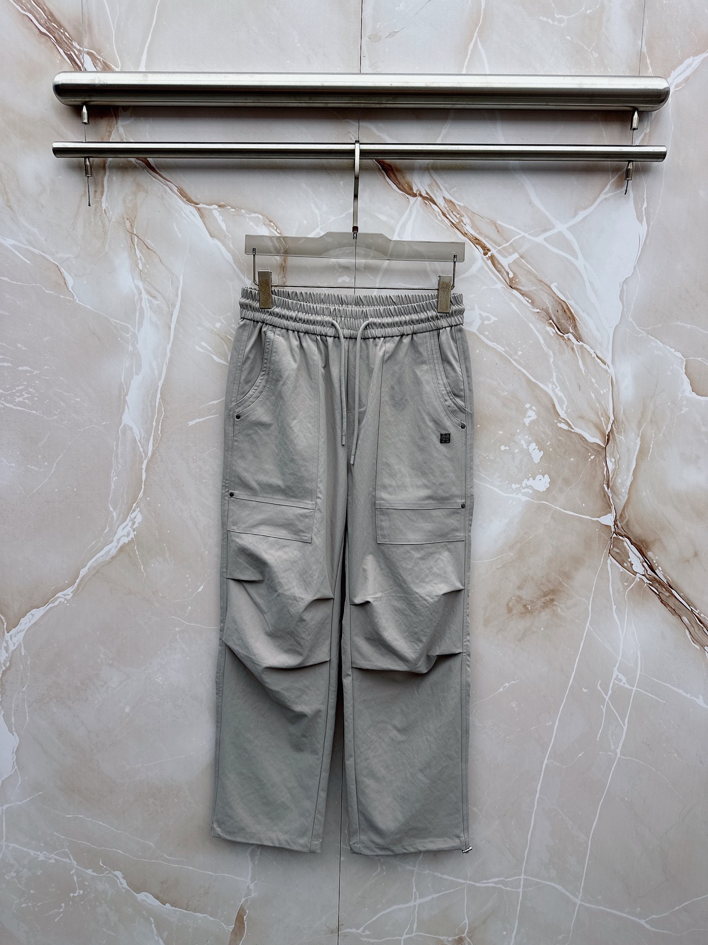 NO:906178,Givenchy 26ss new summer men's casual workwear casual trousers, American retro [complete with three standards] advanced customized summer-specific technical breathable fabric, high breathability and comfort, impeccable details, customized development of accessories, what you see is what you get, reflecting high quality. It feels delicate and soft!  Three-dimensional cutting, simple and fashionable, and the upper body shape is awesome!  Size M-4XL (shipped next day),,givenchy,19860909纪梵希 26ss夏季新款男士休闲工装休闲裤长裤 美式复古【三标齐全】高级定制夏季专用科技透气面料 透气舒适度高,细节无可挑剔,辅料定制开发,所见即所得,体现高品质.手感细腻柔软！立体裁剪,简单时尚,上身版型超赞！码数M-4XL（隔天出货）,,givenchy,,Men's clothing