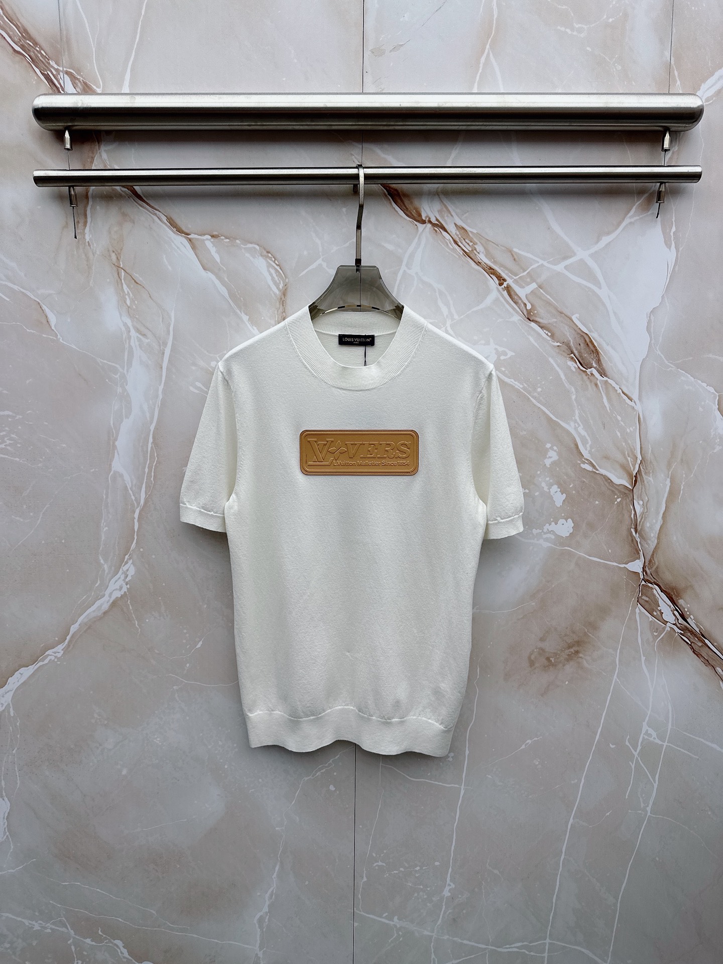 NO:916268,LV 2026 spring and summer small mid-neck sweater 'breathable but not stuffy' is a true [old money style] highly breathable Tencel fabric, comfortable and not stuffy to wear in summer, crisp and stylish, small logo and heavy craftsmanship, simple and not simple, high-end Tencel wool sweater short-sleeved, solid color and simple, fashionable without losing luxury, quality is beyond doubt, the upper body effect is great, size M-4XL, louis vuitton, T-shirt,19860909LV 2026春夏款小中领针织衫《透气不闷热》真正【老钱风】甄选高度透气天丝面料,夏季穿着舒服不闷热,版型挺括有型,小logo重工艺搭配简约不简单,高端级天丝羊毛衫短袖 纯色简约 时尚不失奢华 品质毋庸置疑 上身效果超赞,尺码M-4XL,,louis vuitton,T-shirt,,Men's clothing