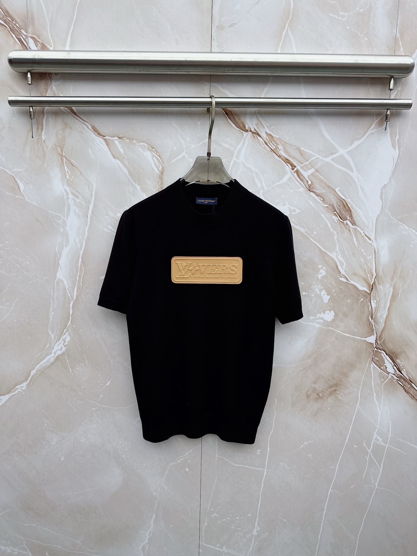 NO:938176,LV 2026 spring and summer small mid-neck sweater 'breathable but not stuffy' is a true [old money style] highly breathable Tencel fabric, comfortable and not stuffy to wear in summer, crisp and stylish, small logo and heavy craftsmanship, simple and not simple, high-end Tencel wool sweater short-sleeved, solid color and simple, fashionable without losing luxury, quality is beyond doubt, the upper body effect is great, size M-4XL, louis vuitton, T-shirt,19860909LV 2026春夏款小中领针织衫《透气不闷热》真正【老钱风】甄选高度透气天丝面料,夏季穿着舒服不闷热,版型挺括有型,小logo重工艺搭配简约不简单,高端级天丝羊毛衫短袖 纯色简约 时尚不失奢华 品质毋庸置疑 上身效果超赞,尺码M-4XL,,louis vuitton,T-shirt,,Men's clothing