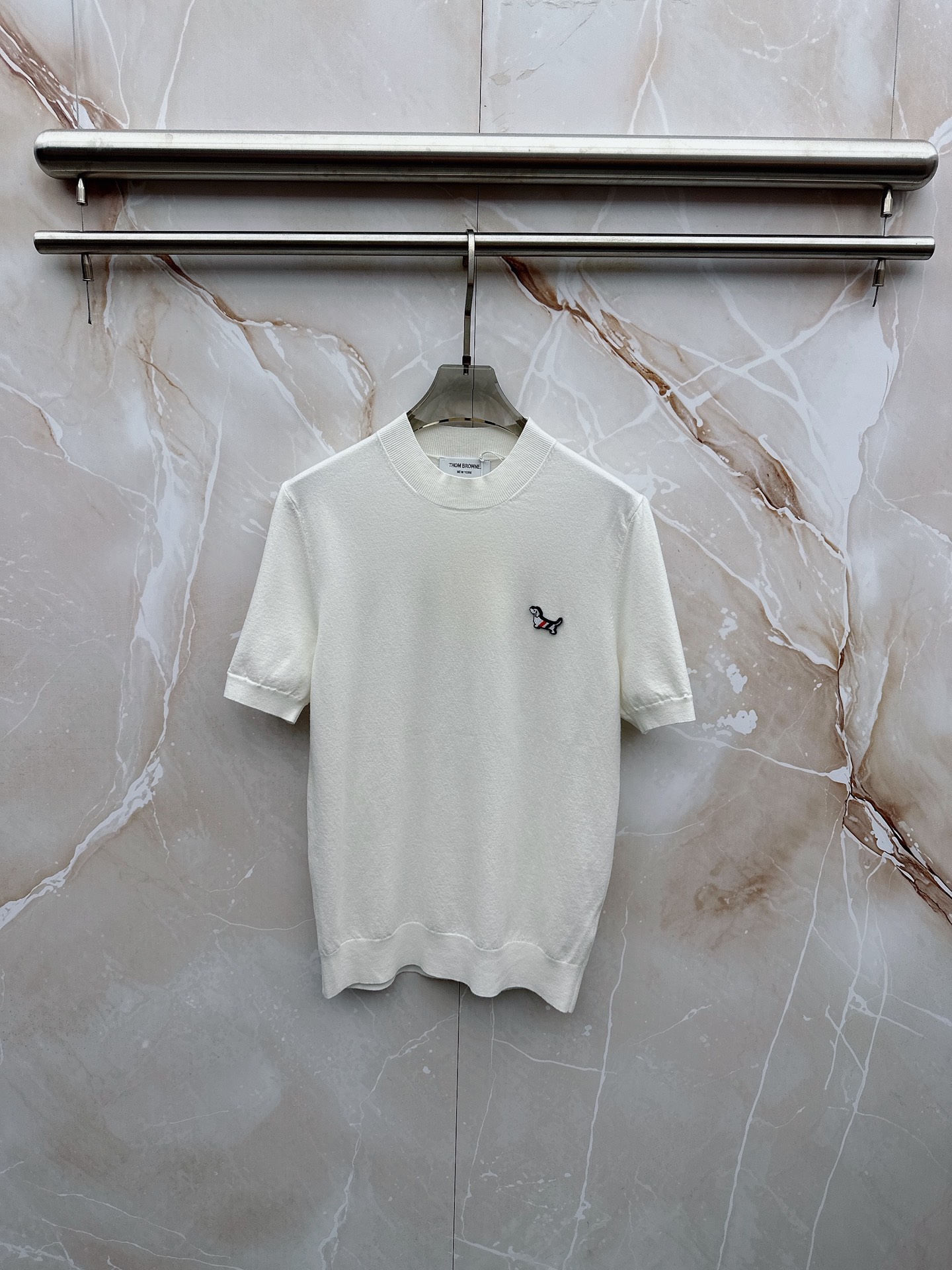 NO:916283,TB 2026 spring and summer small mid-neck sweater 'breathable but not stuffy' is a true [old money style] highly breathable Tencel fabric, comfortable and not stuffy to wear in summer, crisp and stylish, small logo and heavy craftsmanship, simple and not simple, high-end Tencel wool sweater short-sleeved, pure color and simple, fashionable but luxurious, quality is beyond doubt, the upper body effect is great, size M-4XL,, T-shirt,19860909TB 2026春夏款小中领针织衫《透气不闷热》真正【老钱风】甄选高度透气天丝面料,夏季穿着舒服不闷热,版型挺括有型,小logo重工艺搭配简约不简单,高端级天丝羊毛衫短袖 纯色简约 时尚不失奢华 品质毋庸置疑 上身效果超赞,尺码M-4XL,,T-shirt,,Men's clothing