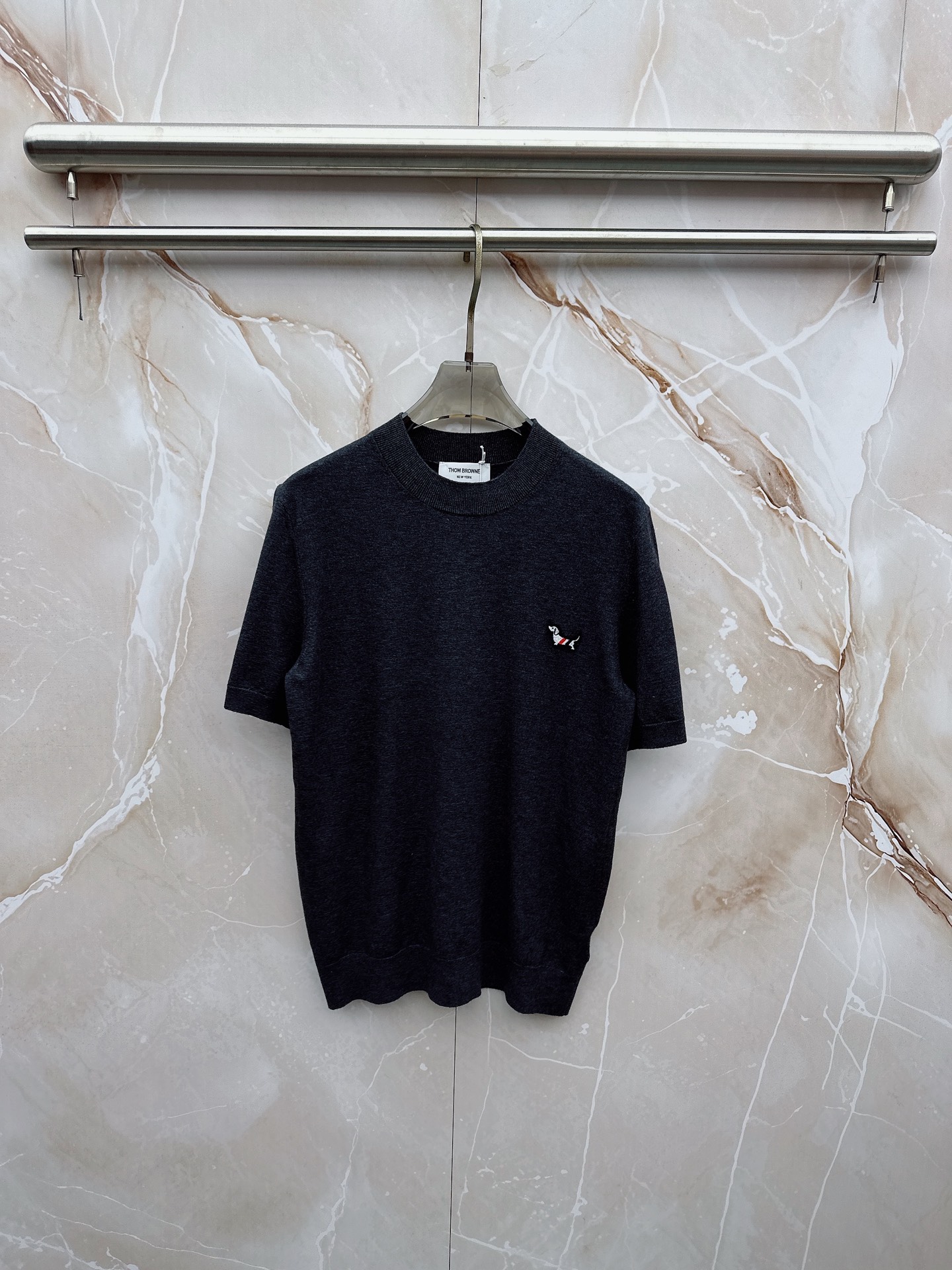 NO:938179,TB 2026 spring and summer small mid-neck sweater 'breathable but not stuffy' is a true [old money style] highly breathable Tencel fabric, comfortable and not stuffy to wear in summer, crisp and stylish, small logo and heavy craftsmanship, simple and not simple, high-end Tencel wool sweater short-sleeved, pure color and simple, fashionable but luxurious, quality is beyond doubt, the upper body effect is great, size M-4XL,, T-shirt,19860909TB 2026春夏款小中领针织衫《透气不闷热》真正【老钱风】甄选高度透气天丝面料,夏季穿着舒服不闷热,版型挺括有型,小logo重工艺搭配简约不简单,高端级天丝羊毛衫短袖 纯色简约 时尚不失奢华 品质毋庸置疑 上身效果超赞,尺码M-4XL,,T-shirt,,Men's clothing