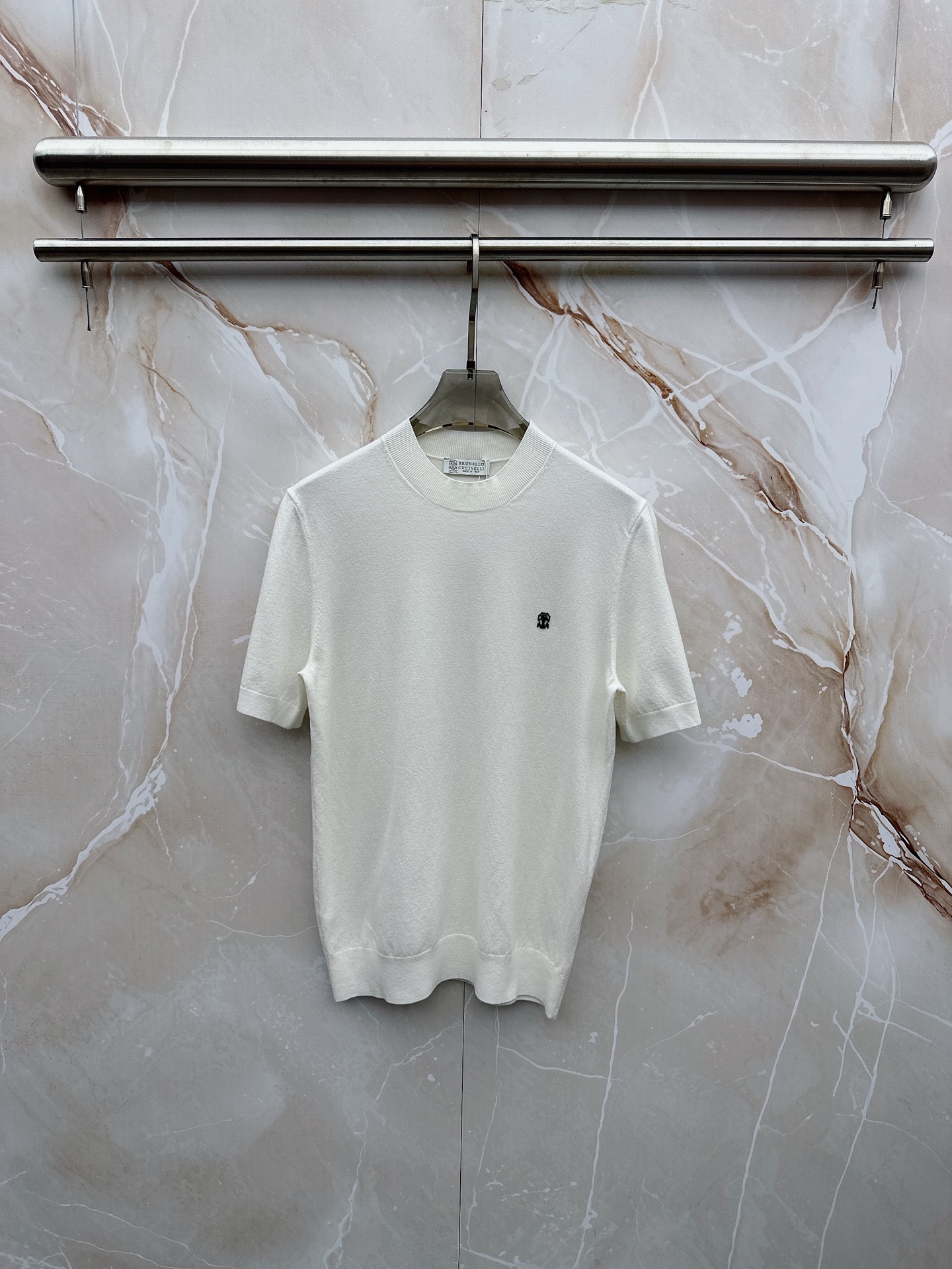 NO:916281,BC 2026 spring and summer small mid-collar sweater 'breathable but not stuffy' is a true [old money style] highly breathable Tencel fabric, comfortable and not stuffy to wear in summer, crisp and stylish, small logo and heavy craftsmanship, simple and not simple, high-end Tencel wool sweater short-sleeved, solid color and simple, fashionable without losing luxury, quality is beyond doubt, the upper body effect is great, size M-4XL,, T-shirt,19860909BC 2026春夏款小中领针织衫《透气不闷热》真正【老钱风】甄选高度透气天丝面料,夏季穿着舒服不闷热,版型挺括有型,小logo重工艺搭配简约不简单,高端级天丝羊毛衫短袖 纯色简约 时尚不失奢华 品质毋庸置疑 上身效果超赞,尺码M-4XL,,T-shirt,,Men's clothing
