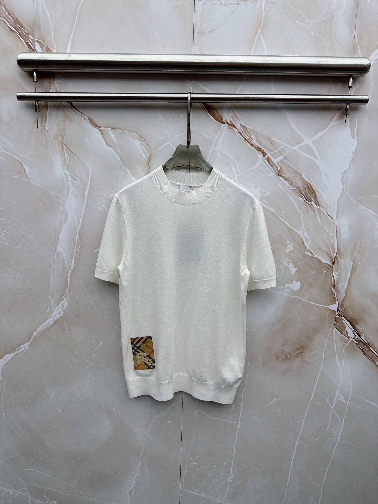 NO:916279,Burberry 2026 spring and summer small mid-collar sweater 'breathable but not stuffy' is a true [old money style] highly breathable Tencel fabric, comfortable and not stuffy to wear in summer, crisp and stylish, small logo and heavy craftsmanship, simple and not simple, high-end Tencel cardigan short-sleeved, solid color and simple, fashionable yet luxurious, quality is beyond doubt, the upper body effect is great, size M-4XL,, burberry, T-shirt,19860909巴宝莉 2026春夏款小中领针织衫《透气不闷热》真正【老钱风】甄选高度透气天丝面料,夏季穿着舒服不闷热,版型挺括有型,小logo重工艺搭配简约不简单,高端级天丝羊毛衫短袖 纯色简约 时尚不失奢华 品质毋庸置疑 上身效果超赞,尺码M-4XL,,burberry,T-shirt,,Men's clothing