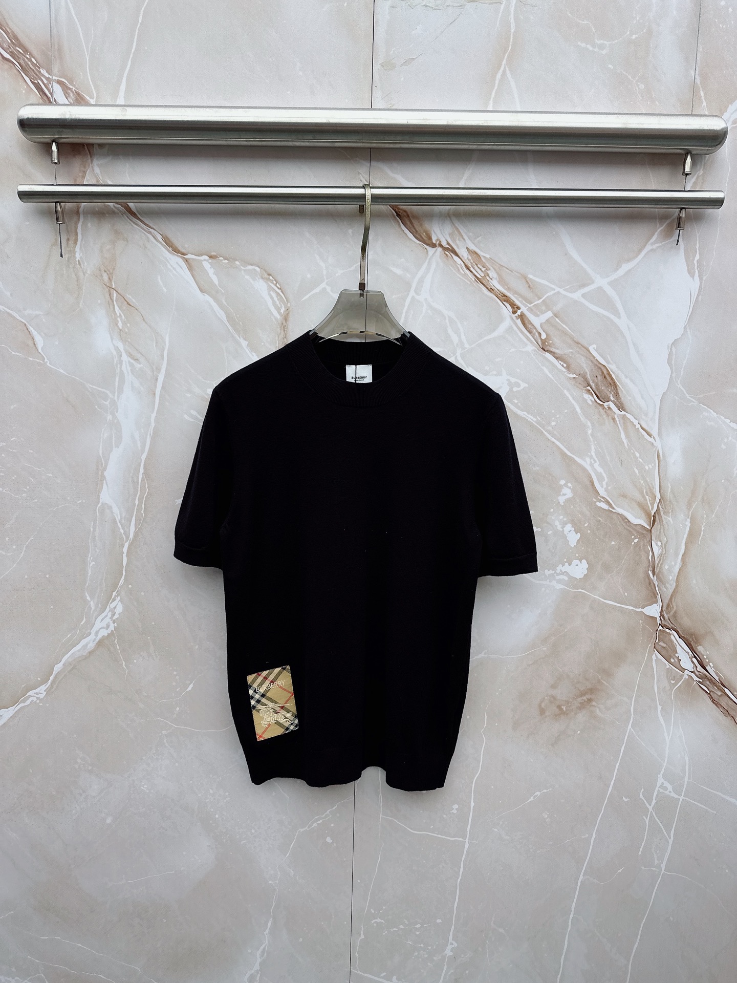 NO:938185,Burberry 2026 spring and summer small mid-neck sweater 'breathable but not stuffy' is a true [old money style] highly breathable Tencel fabric, comfortable and not stuffy to wear in summer, crisp and stylish, small logo and heavy craftsmanship, simple and not simple, high-end Tencel sweater short-sleeved, pure color and simple, fashionable but luxurious, quality is undoubtedly great, size M-4XL,, burberry, T-shirt,19860909巴宝莉 2026春夏款小中领针织衫《透气不闷热》真正【老钱风】甄选高度透气天丝面料,夏季穿着舒服不闷热,版型挺括有型,小logo重工艺搭配简约不简单,高端级天丝羊毛衫短袖 纯色简约 时尚不失奢华 品质毋庸置疑 上身效果超赞,尺码M-4XL,,burberry,T-shirt,,Men's clothing