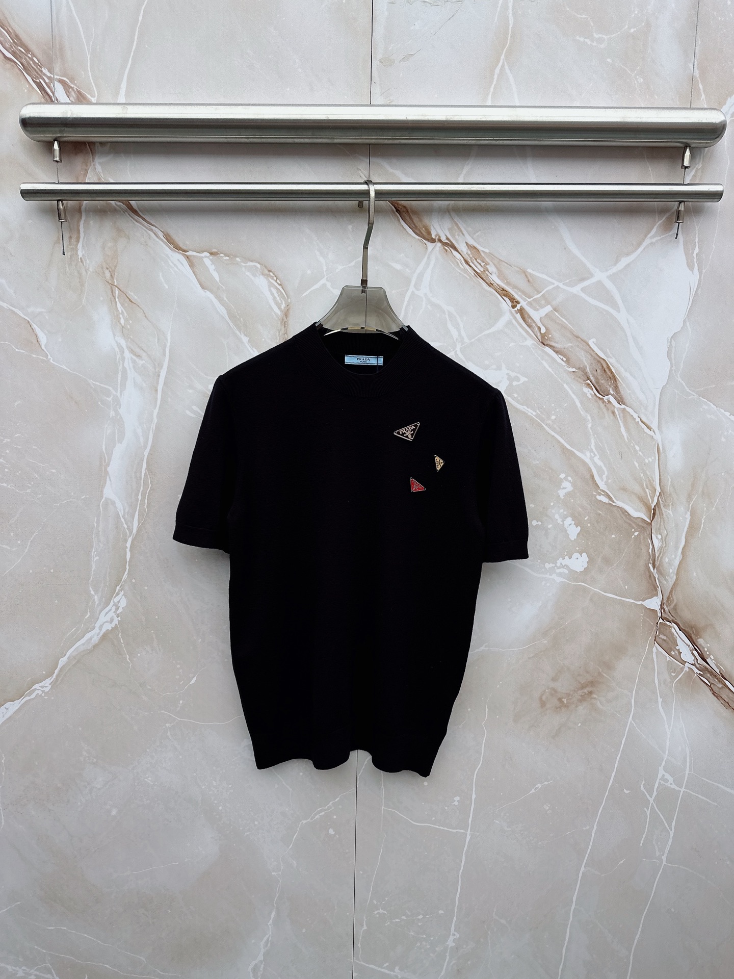 NO:916138,Prada 2026 spring and summer small mid-collar sweater 'breathable but not stuffy' is a true [old money style] highly breathable Tencel fabric, comfortable and not stuffy to wear in summer, crisp and stylish, small logo and heavy craftsmanship, simple and not simple, high-end Tencel sweater short-sleeved, pure color and simple, fashionable but luxurious, quality is undoubtedly great, size M-4XL,, prada, T-shirt,19860909普拉达 2026春夏款小中领针织衫《透气不闷热》真正【老钱风】甄选高度透气天丝面料,夏季穿着舒服不闷热,版型挺括有型,小logo重工艺搭配简约不简单,高端级天丝羊毛衫短袖 纯色简约 时尚不失奢华 品质毋庸置疑 上身效果超赞,尺码M-4XL,,prada,T-shirt,,Men's clothing