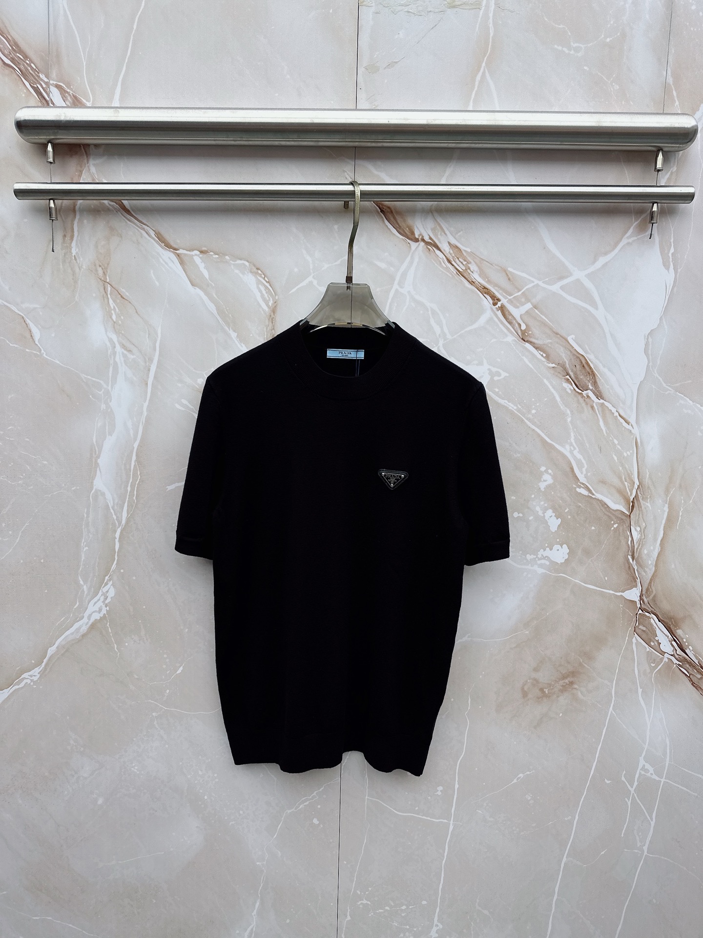 NO:916151,Prada 2026 spring and summer small mid-collar sweater 'breathable but not stuffy' is a true [old money style] highly breathable Tencel fabric, comfortable and not stuffy to wear in summer, crisp and stylish, small logo and heavy craftsmanship, simple and not simple, high-end Tencel sweater short-sleeved, pure color and simple, fashionable but luxurious, quality is undoubtedly great, size M-4XL,, prada, T-shirt,19860909普拉达 2026春夏款小中领针织衫《透气不闷热》真正【老钱风】甄选高度透气天丝面料,夏季穿着舒服不闷热,版型挺括有型,小logo重工艺搭配简约不简单,高端级天丝羊毛衫短袖 纯色简约 时尚不失奢华 品质毋庸置疑 上身效果超赞,尺码M-4XL,,prada,T-shirt,,Men's clothing