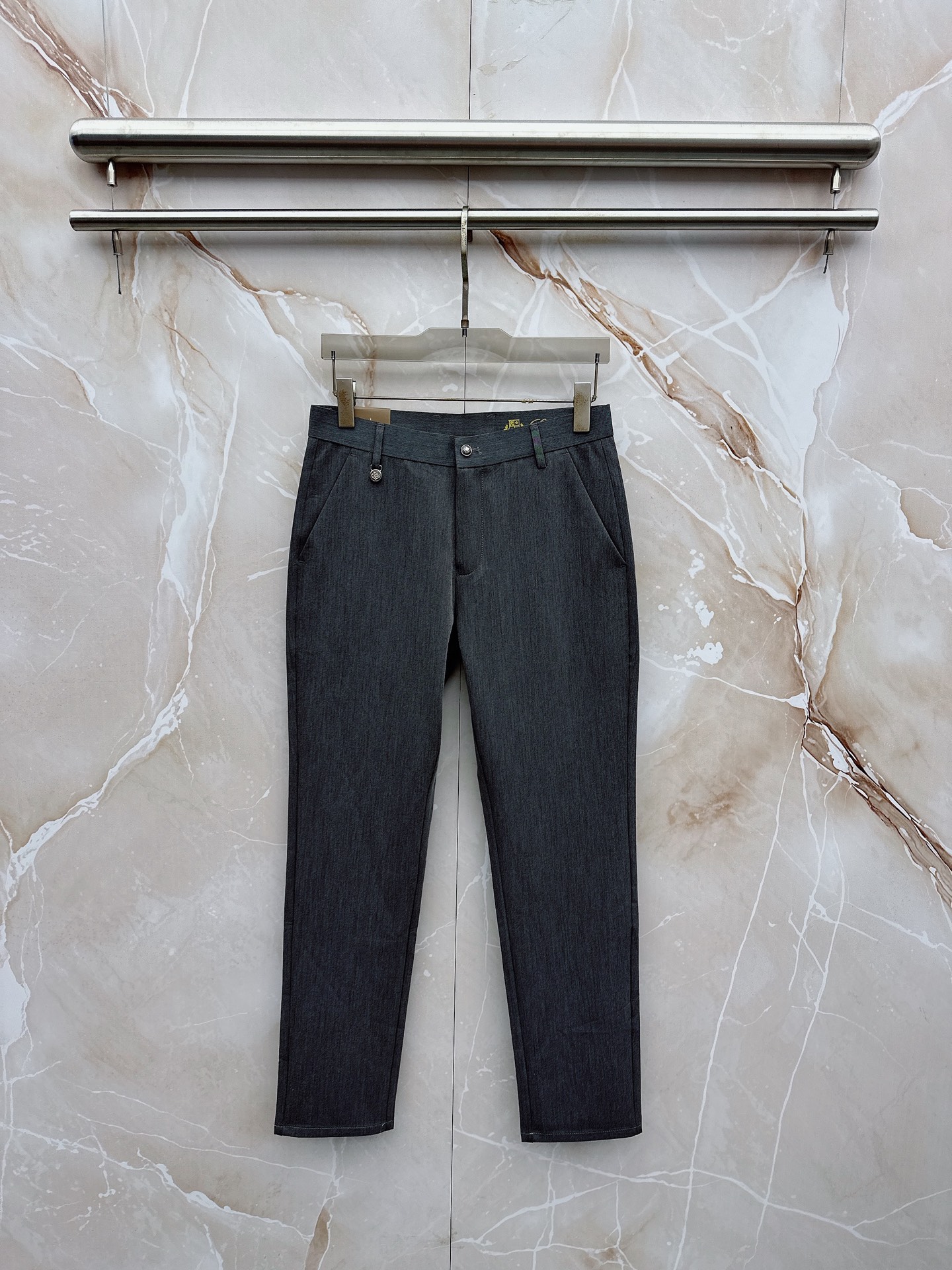 NO:916276,The latest model of LP 1956 spring and summer Asian series!  High-end goods, high-end customized slim-fitting business casual trousers and trousers, original hardware, completely suitable for daily business and leisure, the upper body effect is super positive, three-dimensional slimming and hip lift, the leg lines are fully highlighted, and it contains special Tencel cotton fabric!  It is a type of yarn-dyed cotton!  The texture is tight and delicate, the upper body is very comfortable and stylish, and it is extremely practical and versatile, so it is worth buying!  Old customers must receive recommendations!  !  Size 29-40,,loro piana,19860909LP 1956春夏亚洲系列最新款！高端狠货 高端订制修身商务休闲裤西裤 原版五金 日常商务休闲都完全适用的款,上身效果超正,立体修身提臀,腿部线条完全得到彰显,含天丝特殊棉面料！属于色织棉的类型！纹理紧致细腻,上身非常舒适有型,而且极为实穿百搭,非常值得入手！老客户必收推荐！！尺码29-40,,loro piana,,Men's clothing