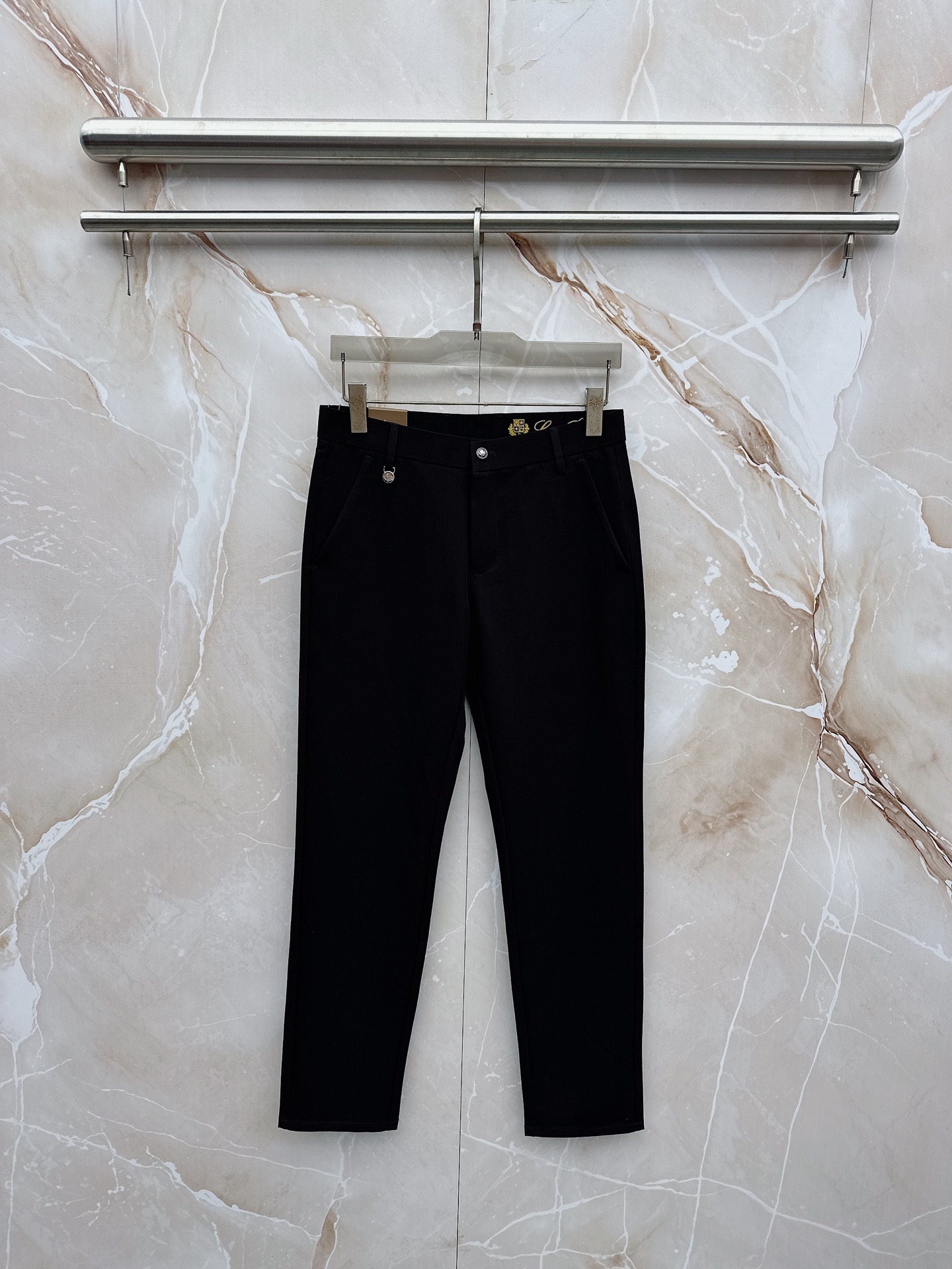 NO:938168,The latest model of LP 1956 spring and summer Asian series!  High-end goods, high-end customized slim-fitting business casual trousers and trousers, original hardware, completely suitable for daily business and leisure, the upper body effect is super positive, three-dimensional slimming and hip lift, the leg lines are fully highlighted, and it contains special Tencel cotton fabric!  It is a type of yarn-dyed cotton!  The texture is tight and delicate, the upper body is very comfortable and stylish, and it is extremely practical and versatile, so it is worth buying!  Old customers must receive recommendations!  !  Size 29-40,,loro piana,19860909LP 1956春夏亚洲系列最新款！高端狠货 高端订制修身商务休闲裤西裤 原版五金 日常商务休闲都完全适用的款,上身效果超正,立体修身提臀,腿部线条完全得到彰显,含天丝特殊棉面料！属于色织棉的类型！纹理紧致细腻,上身非常舒适有型,而且极为实穿百搭,非常值得入手！老客户必收推荐！！尺码29-40,,loro piana,,Men's clothing