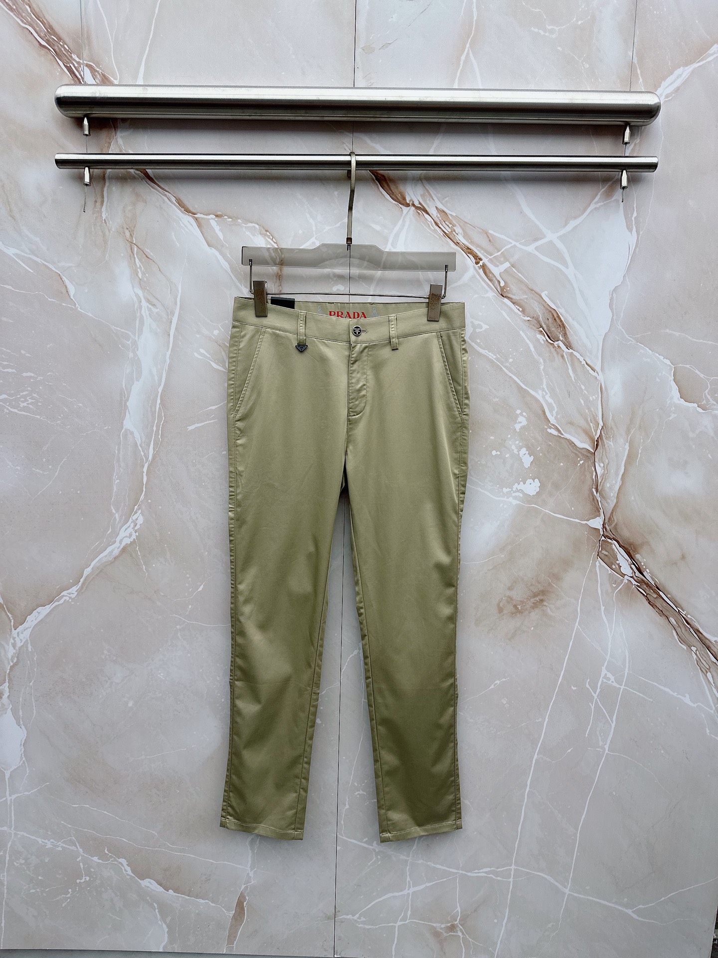NO:916274,Prada’s latest 2026 spring and summer Asian series!  High-end goods, high-end customized slim-fitting business casual trousers and trousers, original hardware, completely suitable for daily business and leisure, the upper body effect is super positive, three-dimensional slimming and hip lift, the leg lines are fully highlighted, and it contains special Tencel cotton fabric!  It is a type of yarn-dyed cotton!  The texture is tight and delicate, the upper body is very comfortable and stylish, and it is extremely practical and versatile, so it is worth buying!  Old customers must receive recommendations!  !  Size 29-40,,prada,19860909普拉达 2026春夏亚洲系列最新款！高端狠货 高端订制修身商务休闲裤西裤 原版五金 日常商务休闲都完全适用的款,上身效果超正,立体修身提臀,腿部线条完全得到彰显,含天丝特殊棉面料！属于色织棉的类型！纹理紧致细腻,上身非常舒适有型,而且极为实穿百搭,非常值得入手！老客户必收推荐！！尺码29-40,,prada,,Men's clothing