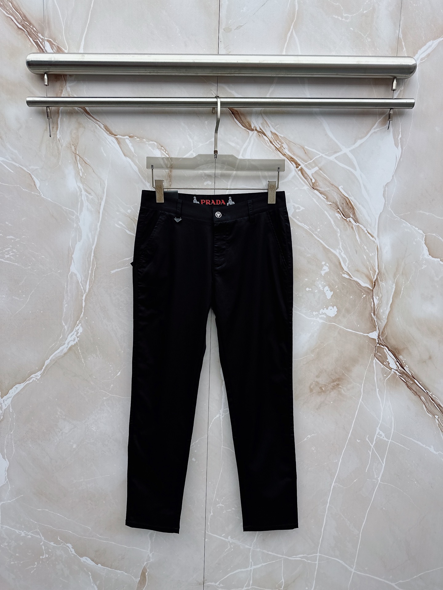 NO:938170,Prada’s latest 2026 spring and summer Asian series!  High-end goods, high-end customized slim-fitting business casual trousers and trousers, original hardware, completely suitable for daily business and leisure, the upper body effect is super positive, three-dimensional slimming and hip lift, the leg lines are fully highlighted, and it contains special Tencel cotton fabric!  It is a type of yarn-dyed cotton!  The texture is tight and delicate, the upper body is very comfortable and stylish, and it is extremely practical and versatile, so it is worth buying!  Old customers must receive recommendations!  !  Size 29-40,,prada,19860909普拉达 2026春夏亚洲系列最新款！高端狠货 高端订制修身商务休闲裤西裤 原版五金 日常商务休闲都完全适用的款,上身效果超正,立体修身提臀,腿部线条完全得到彰显,含天丝特殊棉面料！属于色织棉的类型！纹理紧致细腻,上身非常舒适有型,而且极为实穿百搭,非常值得入手！老客户必收推荐！！尺码29-40,,prada,,Men's clothing