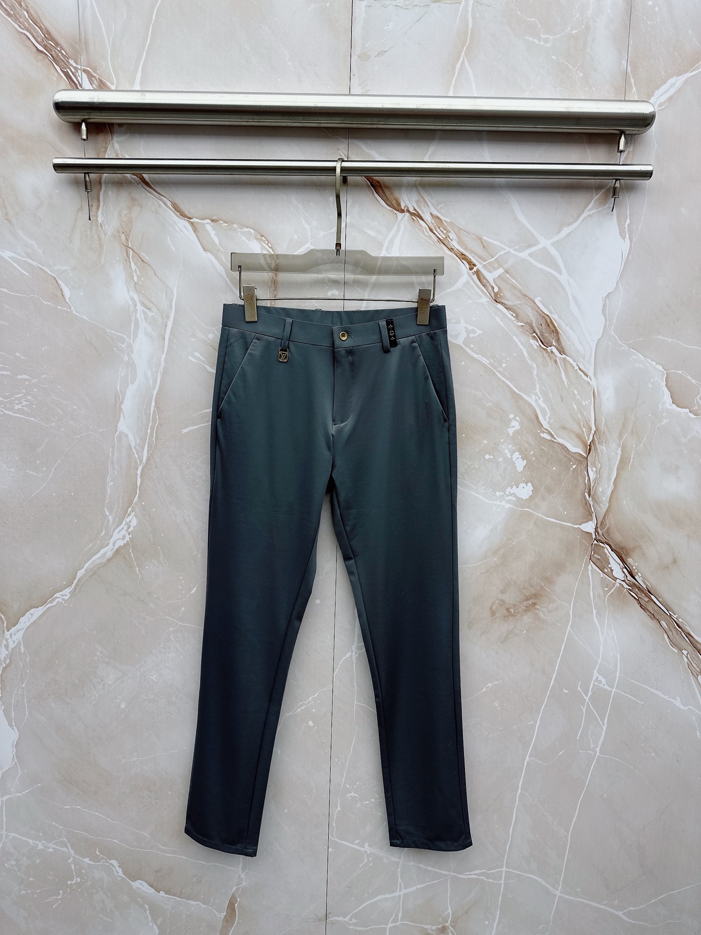 NO:916272,The latest model of LV 2026 spring and summer Asian series!  High-end goods, high-end customized slim-fitting business casual trousers and trousers, original hardware, completely suitable for daily business and leisure, the upper body effect is super positive, three-dimensional slimming and hip lift, the leg lines are fully highlighted, and it contains special Tencel cotton fabric!  It is a type of yarn-dyed cotton!  The texture is tight and delicate, the upper body is very comfortable and stylish, and it is extremely practical and versatile, so it is worth buying!  Old customers must receive recommendations!  !  Size 29-40,,louis vuitton,19860909LV 2026春夏亚洲系列最新款！高端狠货 高端订制修身商务休闲裤西裤 原版五金 日常商务休闲都完全适用的款,上身效果超正,立体修身提臀,腿部线条完全得到彰显,含天丝特殊棉面料！属于色织棉的类型！纹理紧致细腻,上身非常舒适有型,而且极为实穿百搭,非常值得入手！老客户必收推荐！！尺码29-40,,louis vuitton,,Men's clothing