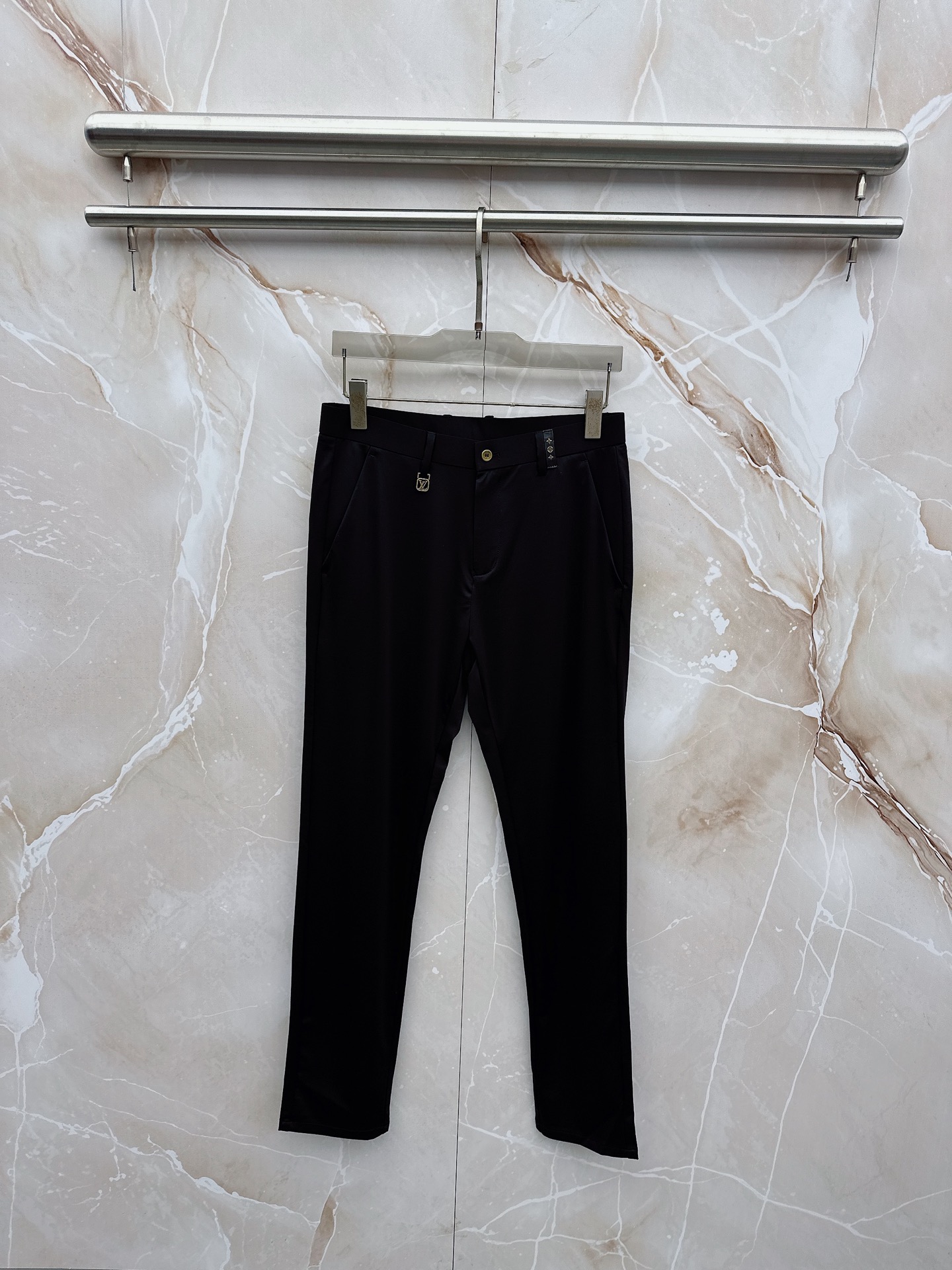 NO:938172,The latest model of LV 2026 spring and summer Asian series!  High-end goods, high-end customized slim-fitting business casual trousers and trousers, original hardware, completely suitable for daily business and leisure, the upper body effect is super positive, three-dimensional slimming and hip lift, the leg lines are fully highlighted, and it contains special Tencel cotton fabric!  It is a type of yarn-dyed cotton!  The texture is tight and delicate, the upper body is very comfortable and stylish, and it is extremely practical and versatile, so it is worth buying!  Old customers must receive recommendations!  !  Size 29-40,,louis vuitton,19860909LV 2026春夏亚洲系列最新款！高端狠货 高端订制修身商务休闲裤西裤 原版五金 日常商务休闲都完全适用的款,上身效果超正,立体修身提臀,腿部线条完全得到彰显,含天丝特殊棉面料！属于色织棉的类型！纹理紧致细腻,上身非常舒适有型,而且极为实穿百搭,非常值得入手！老客户必收推荐！！尺码29-40,,louis vuitton,,Men's clothing