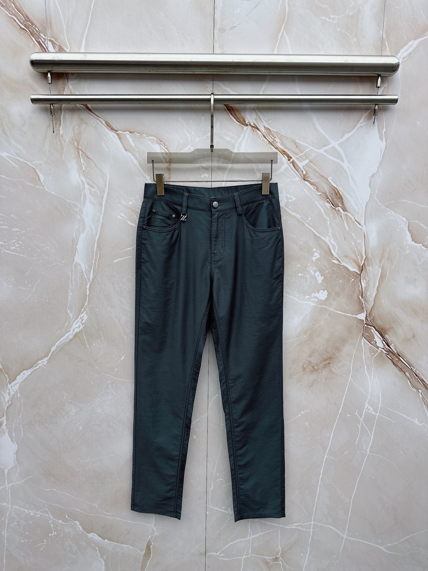 NO:938174,Ermenegildo Zegna 2026 Spring and Summer Design Recommendations Hot-selling jeans with soft skin-friendly fabrics Luxurious first-layer cowhide waist tag Classic blue wash Limited edition for counters Luxurious custom-made fabrics Craftsmanship + wash foreign trade quality and detail processing19860909杰尼亚 2026春夏设计推荐 热卖牛仔裤柔软亲肤面料 奢华头层牛皮腰牌 经典蓝洗水 专柜限量款 奢华感订制面料 工艺+洗水外贸品质感细节处理满满到位 这颜色绝对爱了爱了专柜秋冬热卖预售即售完款爆单款色系百搭大牛味 弹力修身小直筒裤型 29-40,,zegna,jeans,cowhide,,Men's clothing