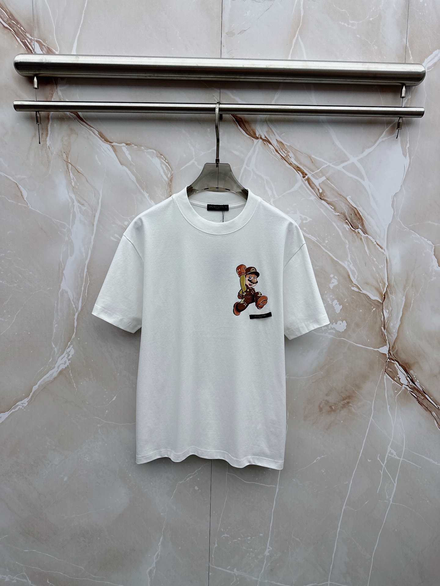 NO:906844,LV 2026ss new spring and summer new debut counter, the latest short-sleeved round neck T-shirt, high-end customization, avant-garde and fashionable design!  The brand logo is designed with heavy craftsmanship. High-end customized pure cotton fabric. Soft to the touch. Comfortable to wear. Exquisite stitching at the counter level. Fine workmanship. The upper body effect is incomparably handsome!  A must-have item for a stylish man!  Size S-3XL,,louis vuitton,T-shirt,tees,t-shirt,19860909LV 2026ss 春夏新款首发专柜最新款短袖圆领T恤 高端订制 设计前卫时尚！品牌logo重工艺设计 高端定制纯棉面料.手感柔软.穿着舒适.专柜级别精致车线.做工精细.上身效果无敌帅气！型男必备单品！ 码数S-3XL,,louis vuitton,T-shirt,tees，t-shirt,,Men's clothing