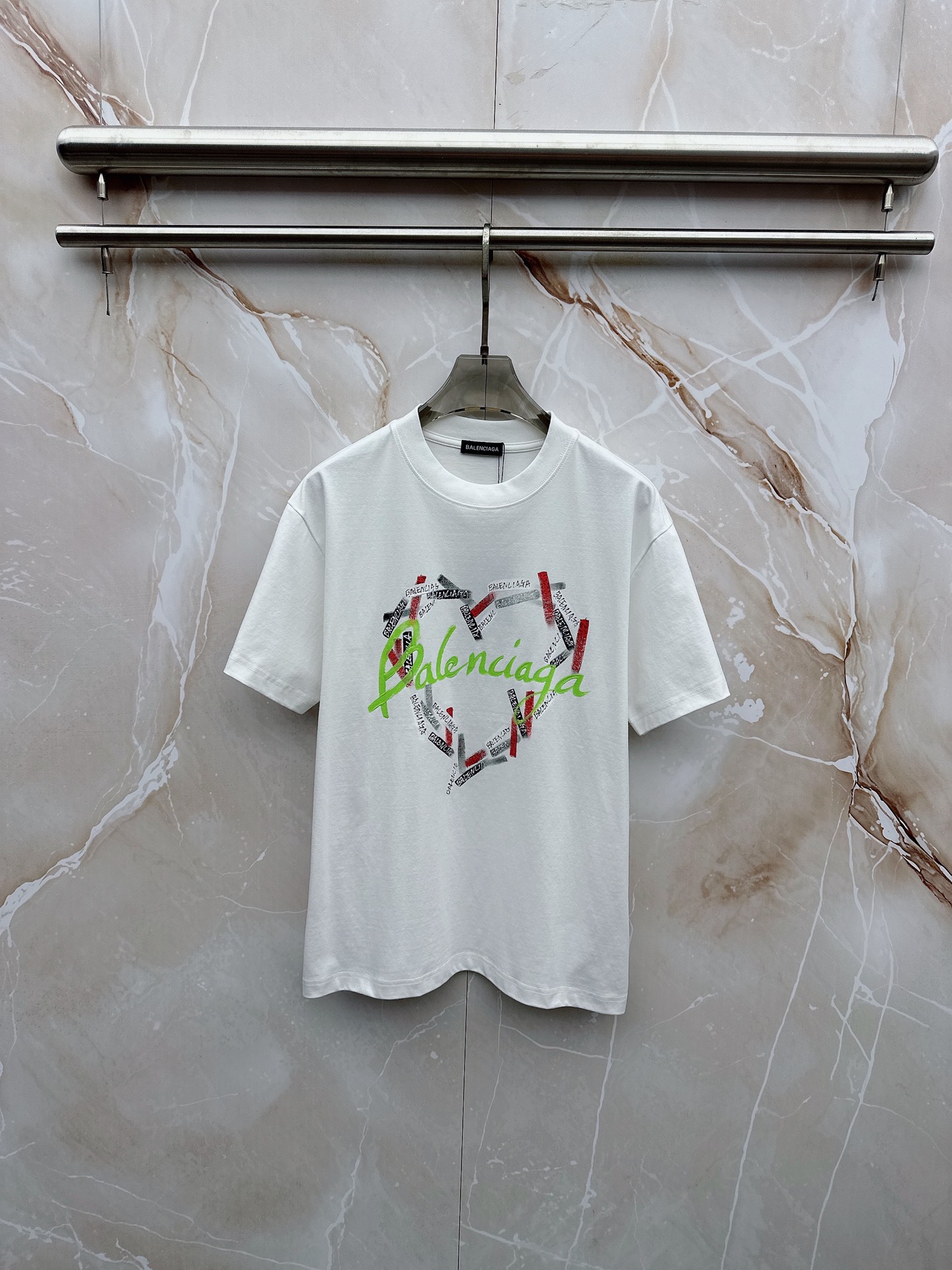 NO:906838,Balenciaga 2026ss new spring and summer new debut counter latest short-sleeved round neck T-shirt, high-end customization, avant-garde and fashionable design!  The brand logo is designed with heavy craftsmanship. High-end customized pure cotton fabric. Soft to the touch. Comfortable to wear. Exquisite stitching at the counter level. Fine workmanship. The upper body effect is incomparably handsome!  A must-have item for a stylish man!  Size S-3XL,,balenciaga,T-shirt,tees,t-shirt,19860909巴黎世家 2026ss 春夏新款首发专柜最新款短袖圆领T恤 高端订制 设计前卫时尚！品牌logo重工艺设计 高端定制纯棉面料.手感柔软.穿着舒适.专柜级别精致车线.做工精细.上身效果无敌帅气！型男必备单品！ 码数S-3XL,,balenciaga,T-shirt,tees，t-shirt,,Men's clothing